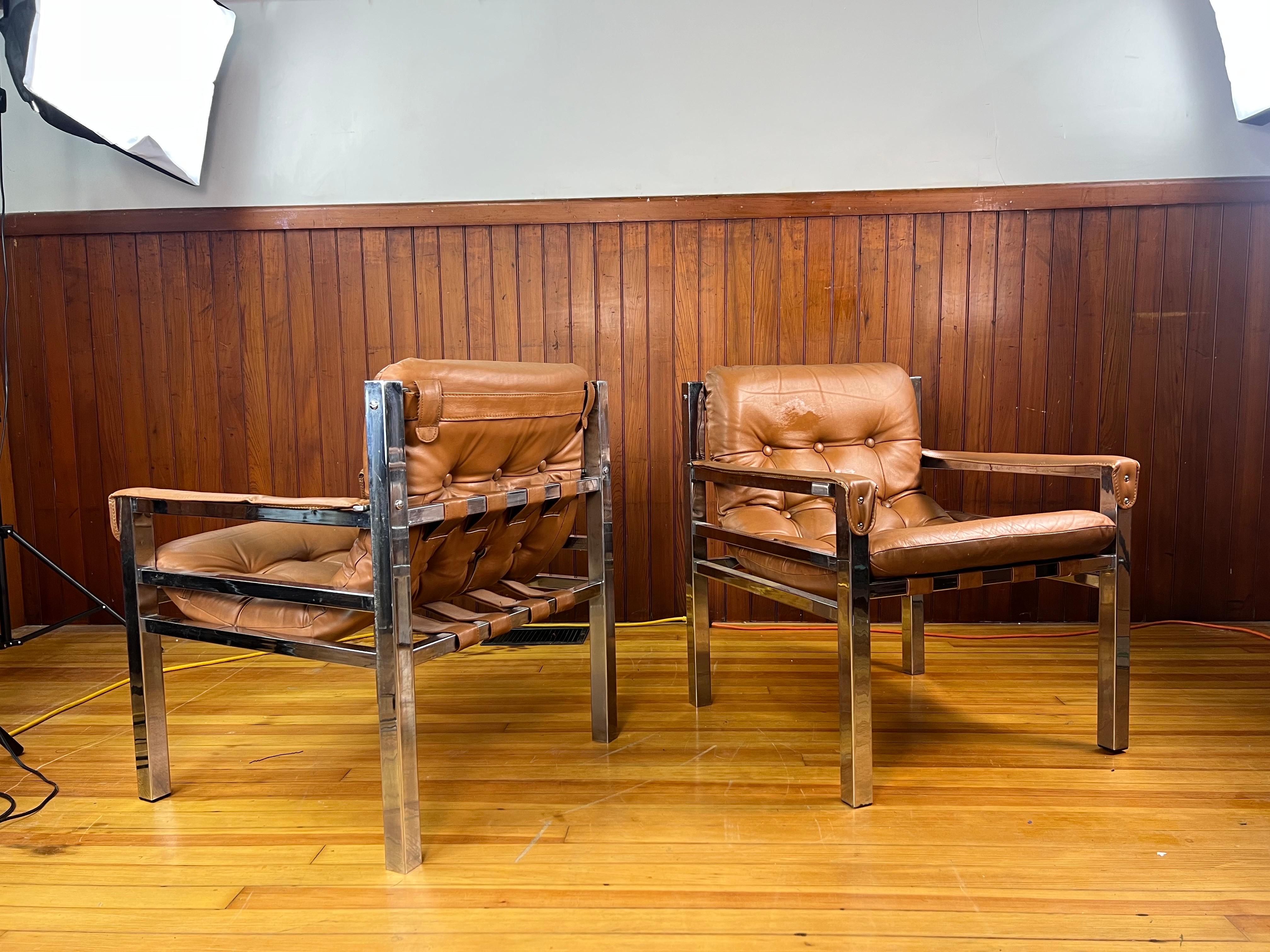 Pareja de sillones Safari de cuero y cromo modernos de mediados de siglo mediados del siglo XX en venta