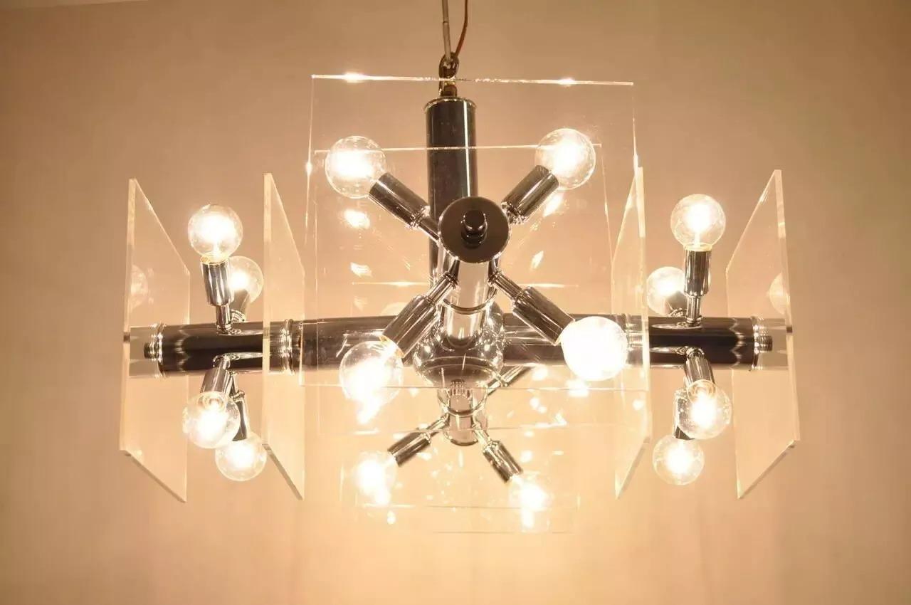 Lampadario Sputnik a forma di orbita in cromo e lucite della metà del secolo scorso in vendita 3