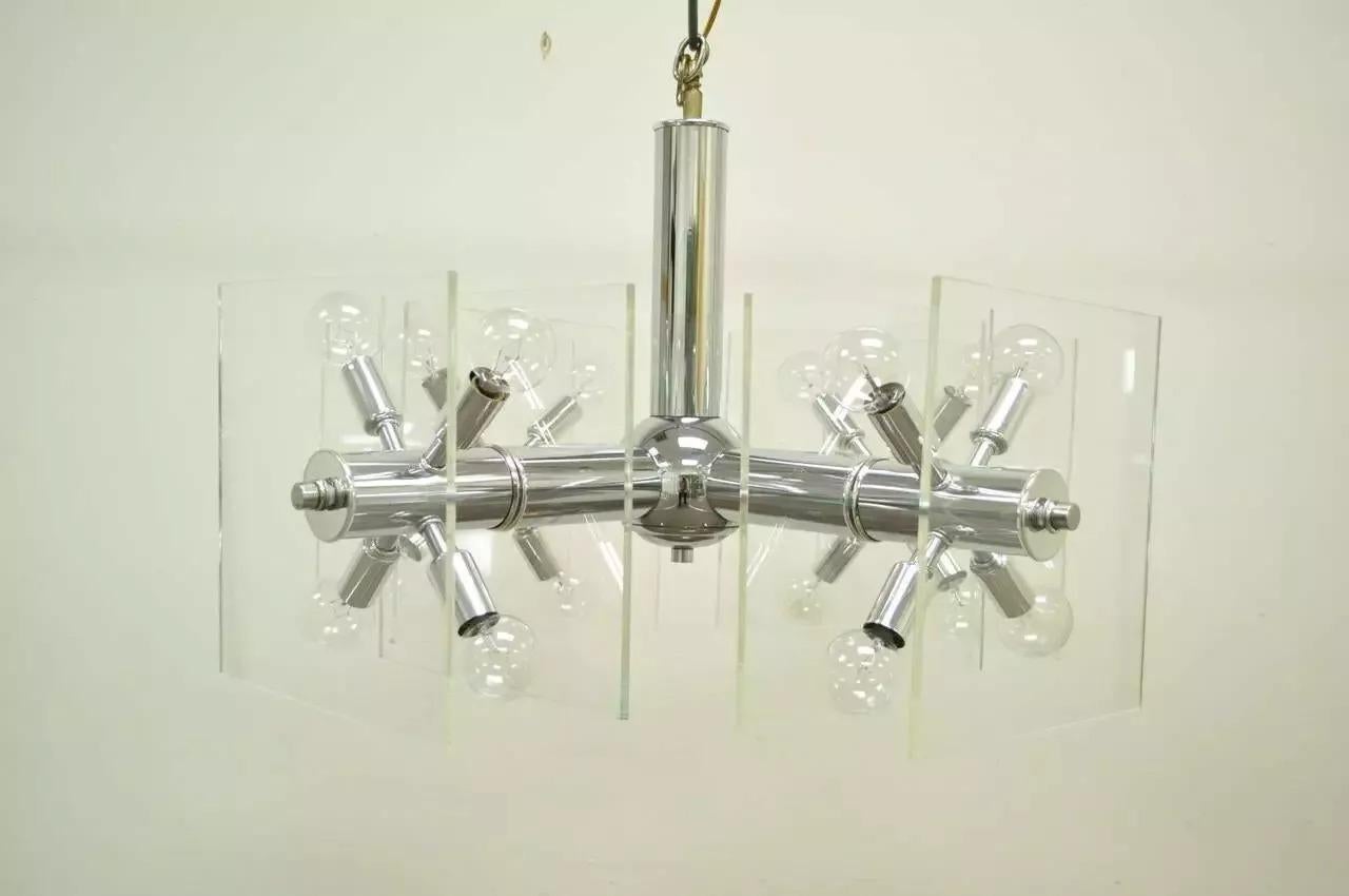 Mid-Century moderno Lampadario Sputnik a forma di orbita in cromo e lucite della metà del secolo scorso in vendita