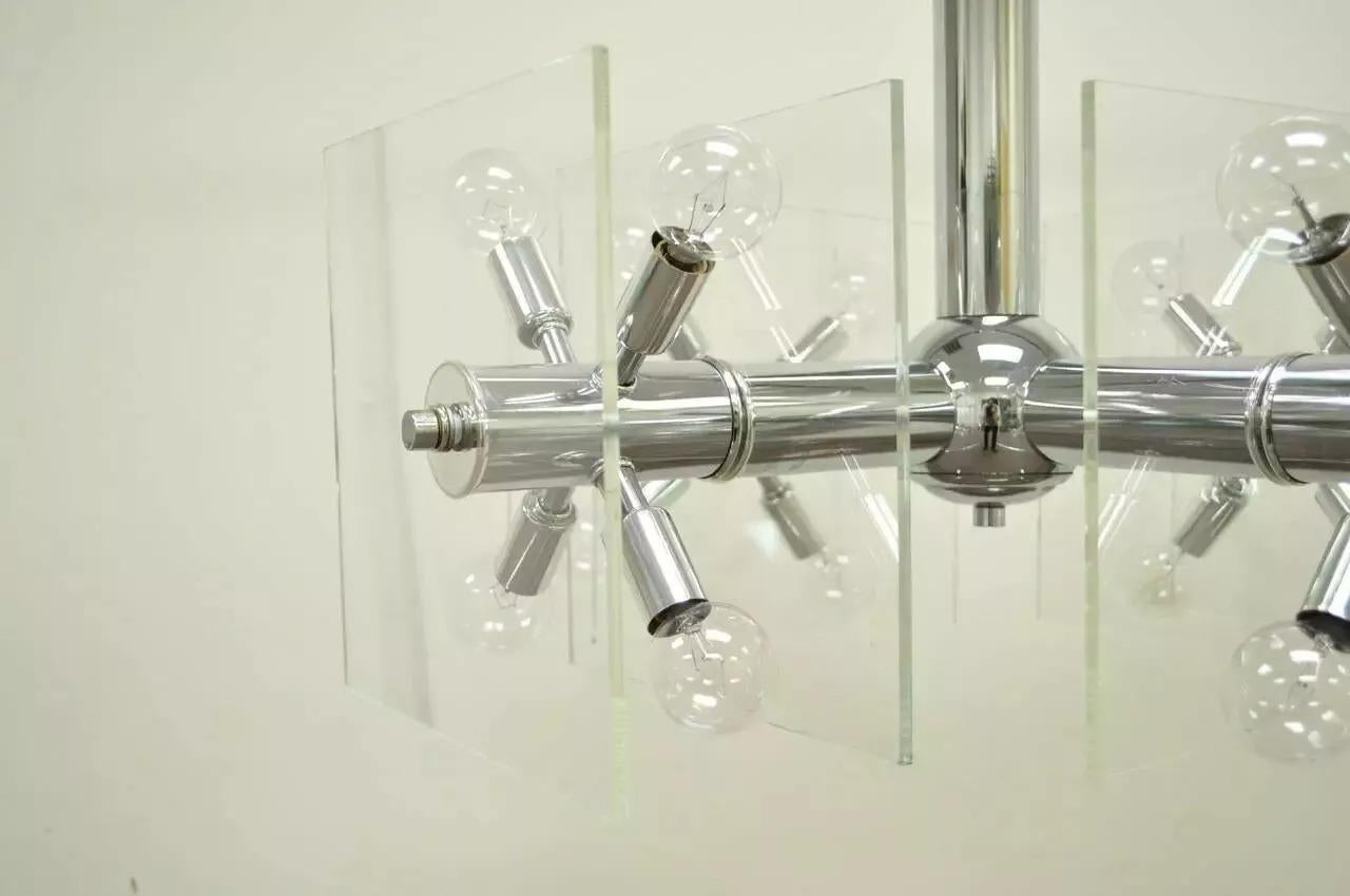 Lampadario Sputnik a forma di orbita in cromo e lucite della metà del secolo scorso In condizioni buone in vendita a Philadelphia, PA