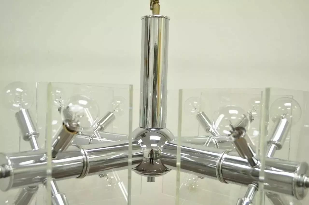 XX secolo Lampadario Sputnik a forma di orbita in cromo e lucite della metà del secolo scorso in vendita