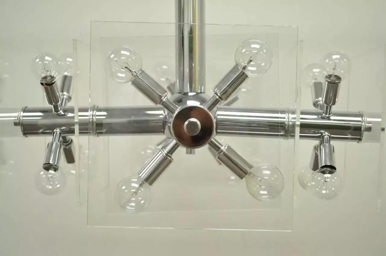 Cromo Lampadario Sputnik a forma di orbita in cromo e lucite della metà del secolo scorso in vendita