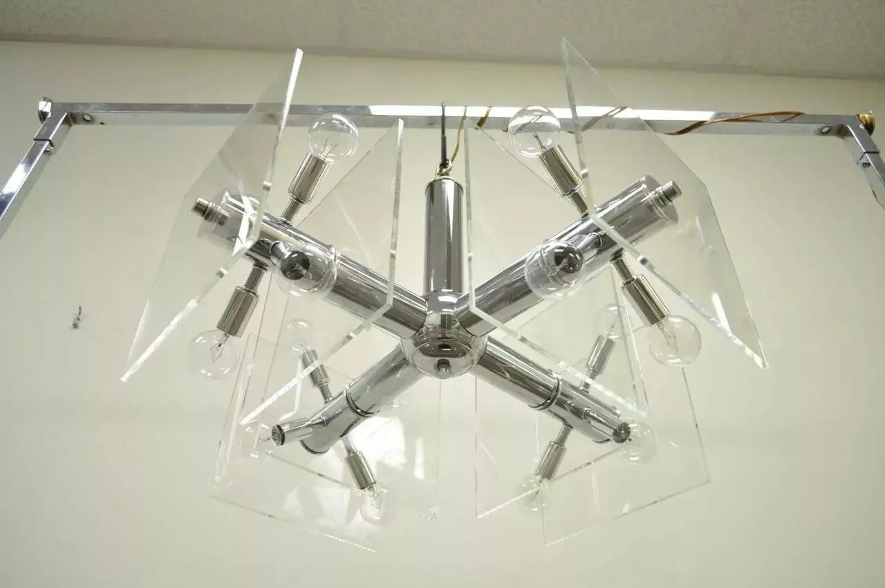 Lampadario Sputnik a forma di orbita in cromo e lucite della metà del secolo scorso in vendita 1