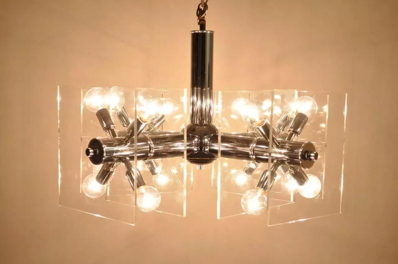 Lampadario Sputnik a forma di orbita in cromo e lucite della metà del secolo scorso in vendita 2