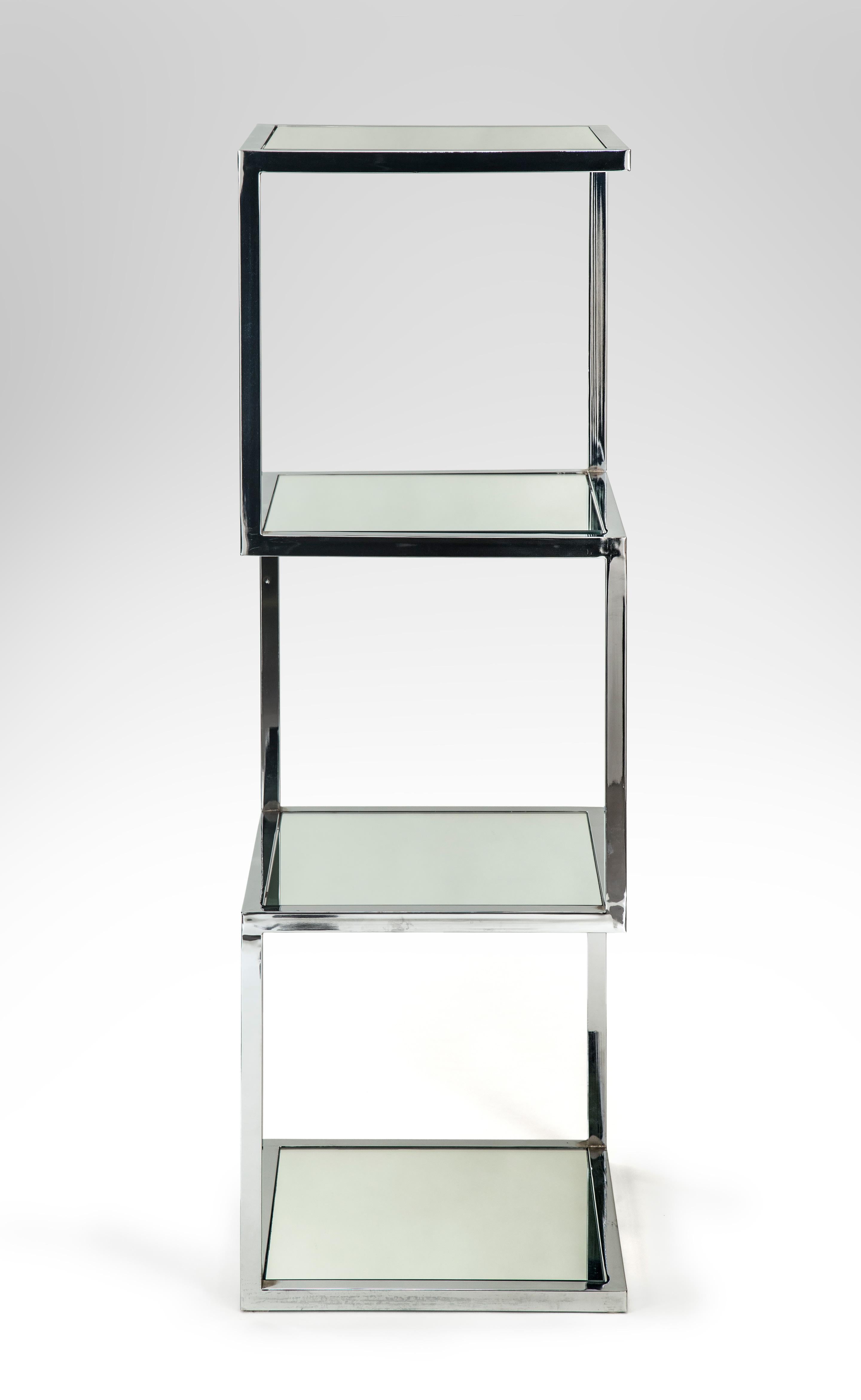 Mid-Century Modern chrome and mirror glass 4 Shelf Etagere
Mid-20th century
In the manner of Milo Baughman. Stylish and ever so useful, this midcentury four shelf étagère will make any collection displayed on it look fabulous. The vertical