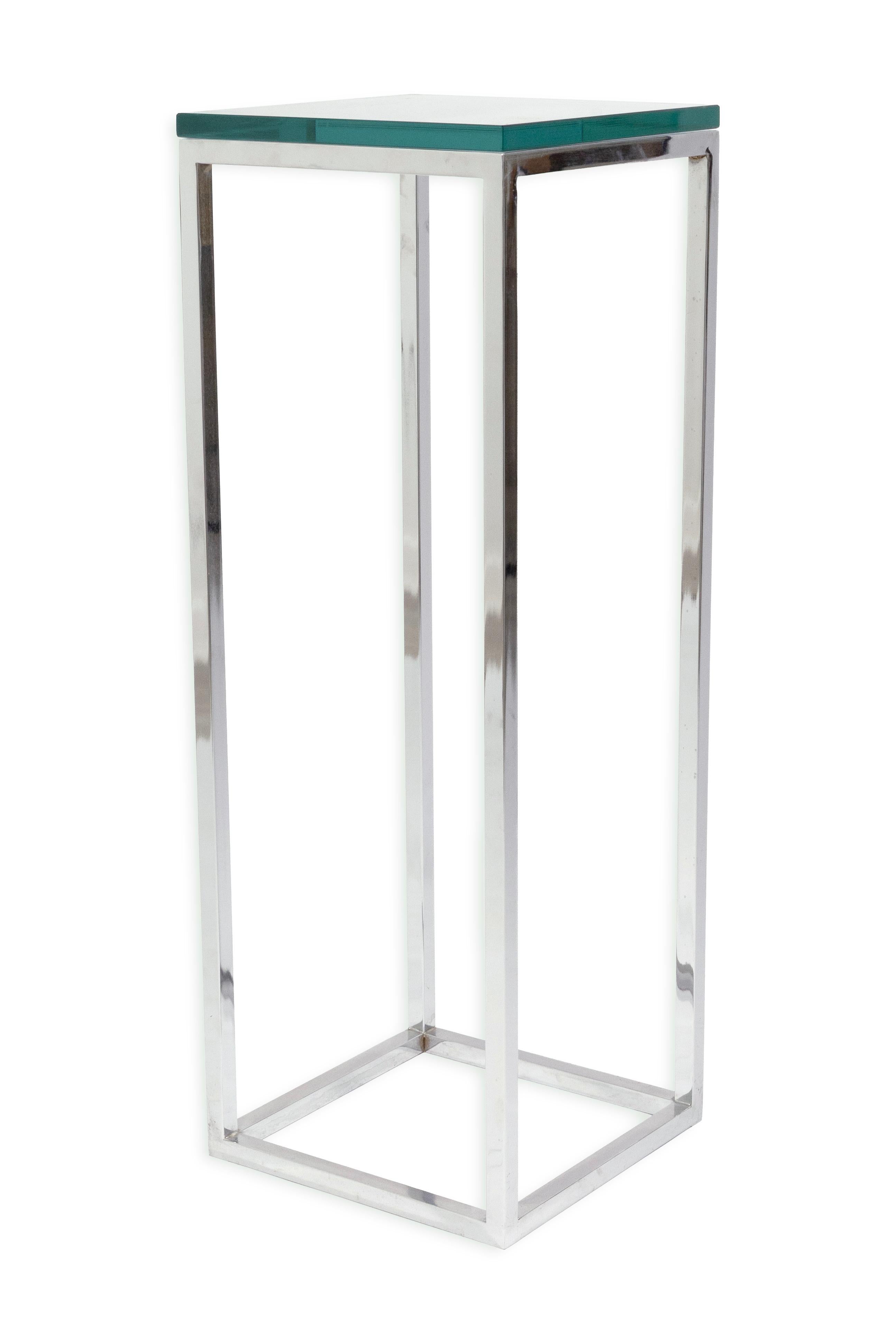 Guéridon carré élégant et moderne du milieu du siècle, doté d'une base ouverte en chrome poli et d'un plateau en verre épais. Le design géométrique minimaliste met en valeur les lignes épurées et la transparence, ce qui le rend polyvalent en tant