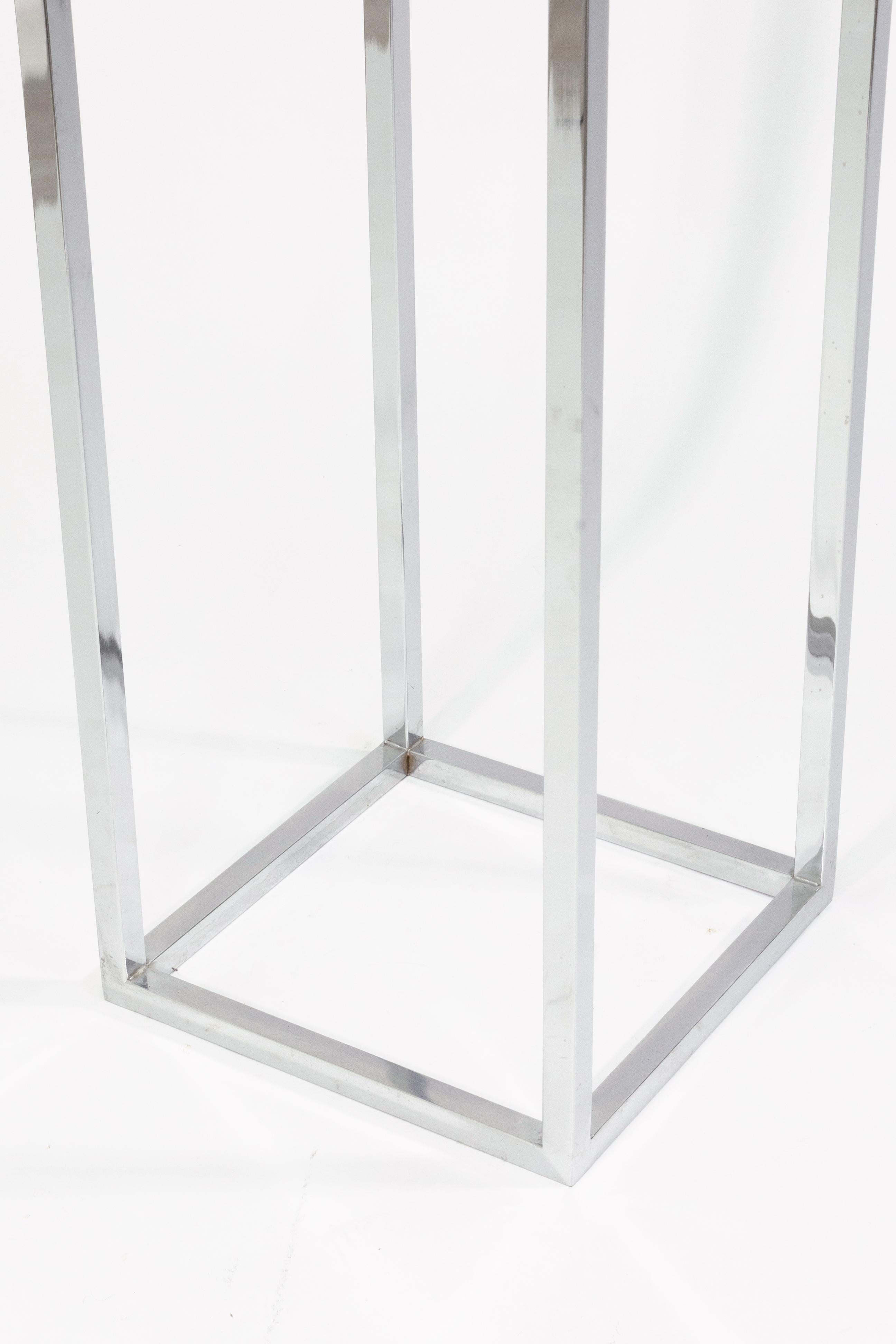 Moderne Table d'appoint à piédestal en verre carré et chrome de style moderne du milieu du siècle dernier en vente