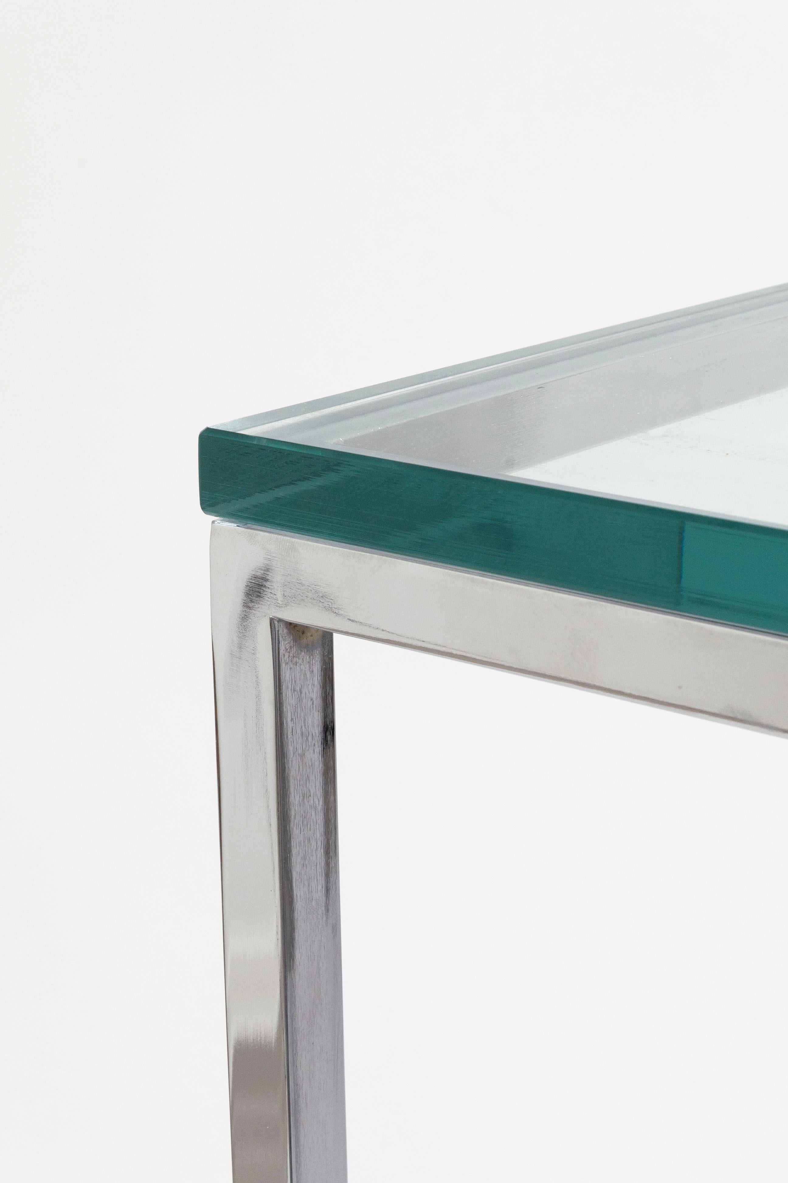 Inconnu Table d'appoint à piédestal en verre carré et chrome de style moderne du milieu du siècle dernier en vente