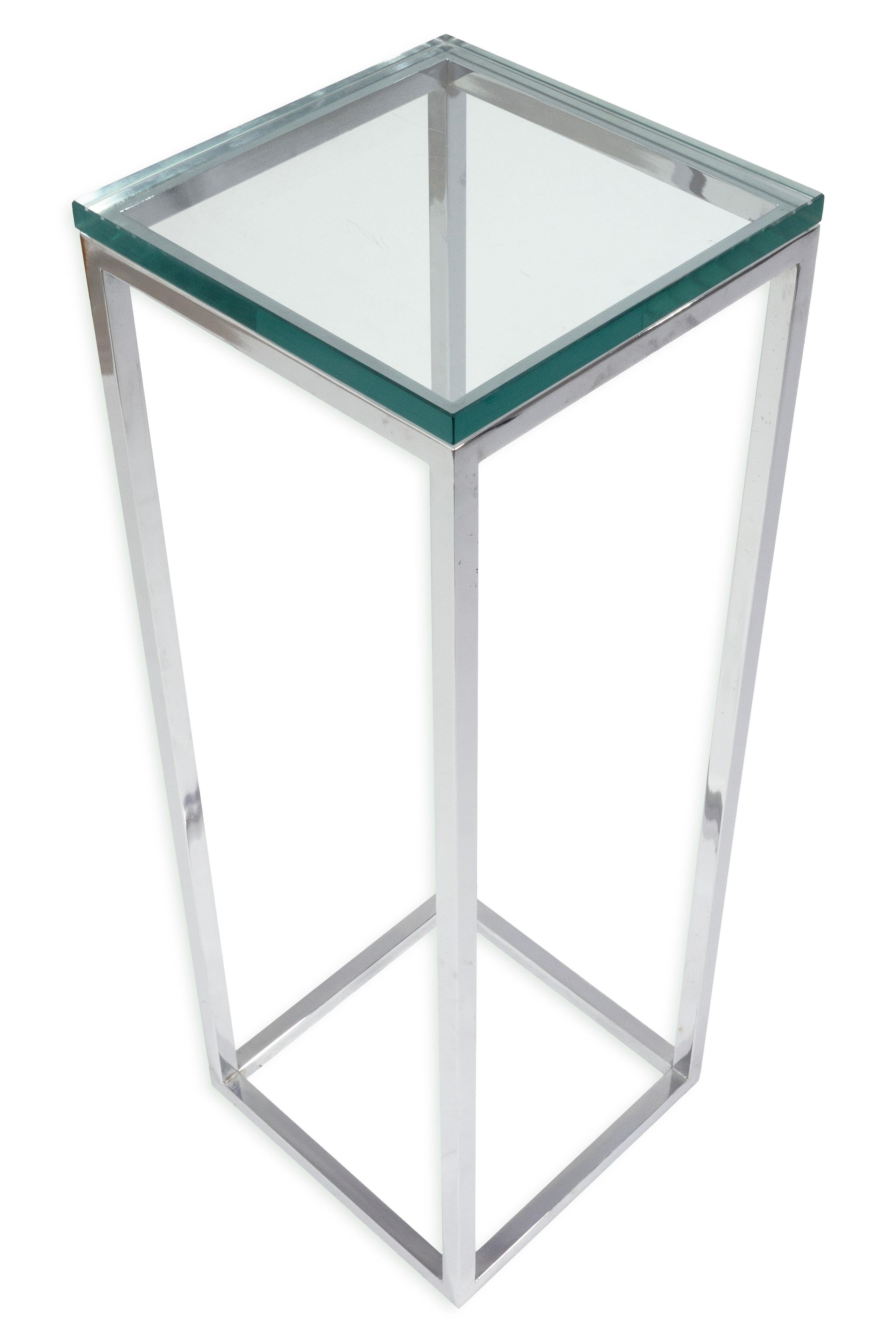 Table d'appoint à piédestal en verre carré et chrome de style moderne du milieu du siècle dernier Bon état - En vente à Keego Harbor, MI