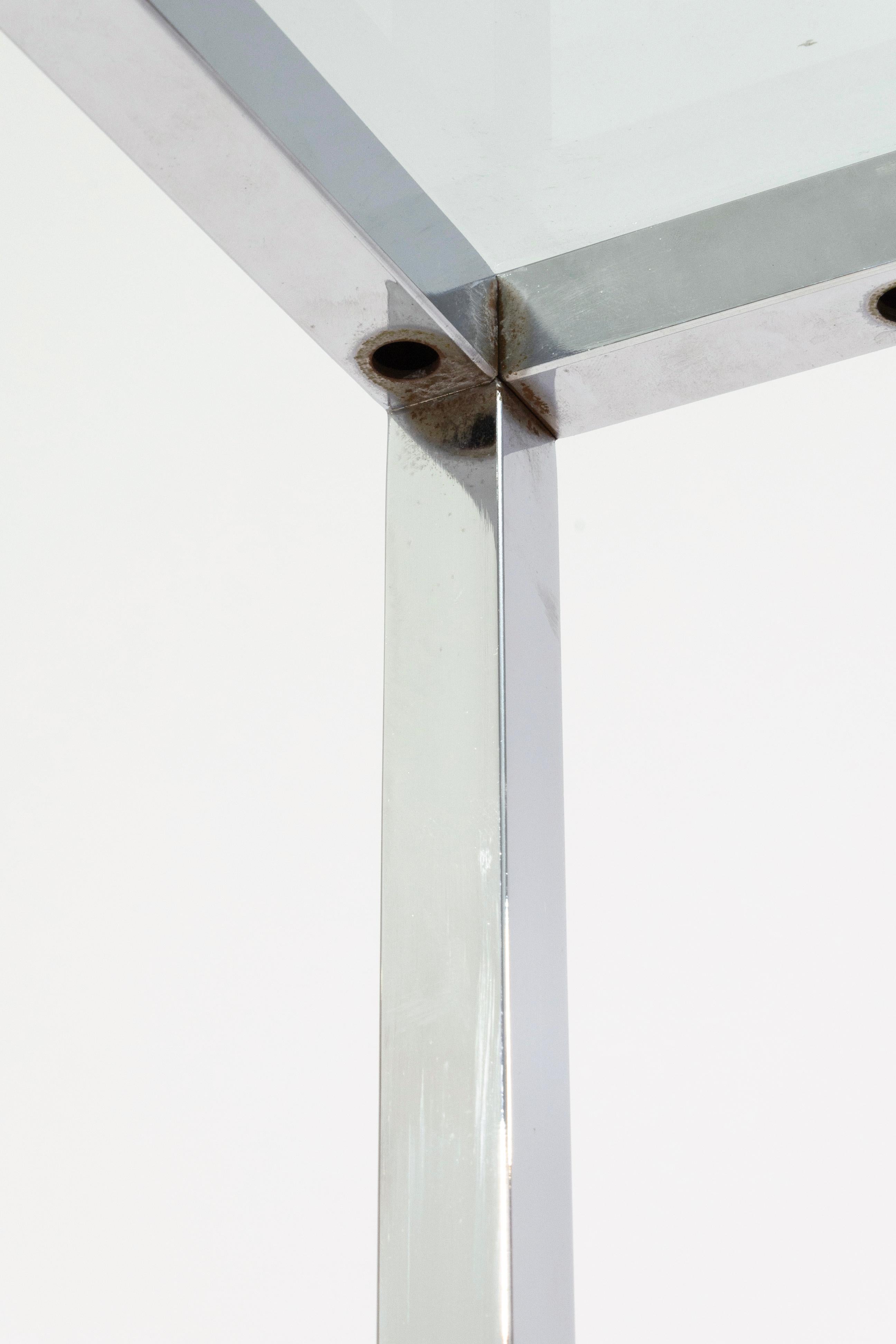 20ième siècle Table d'appoint à piédestal en verre carré et chrome de style moderne du milieu du siècle dernier en vente