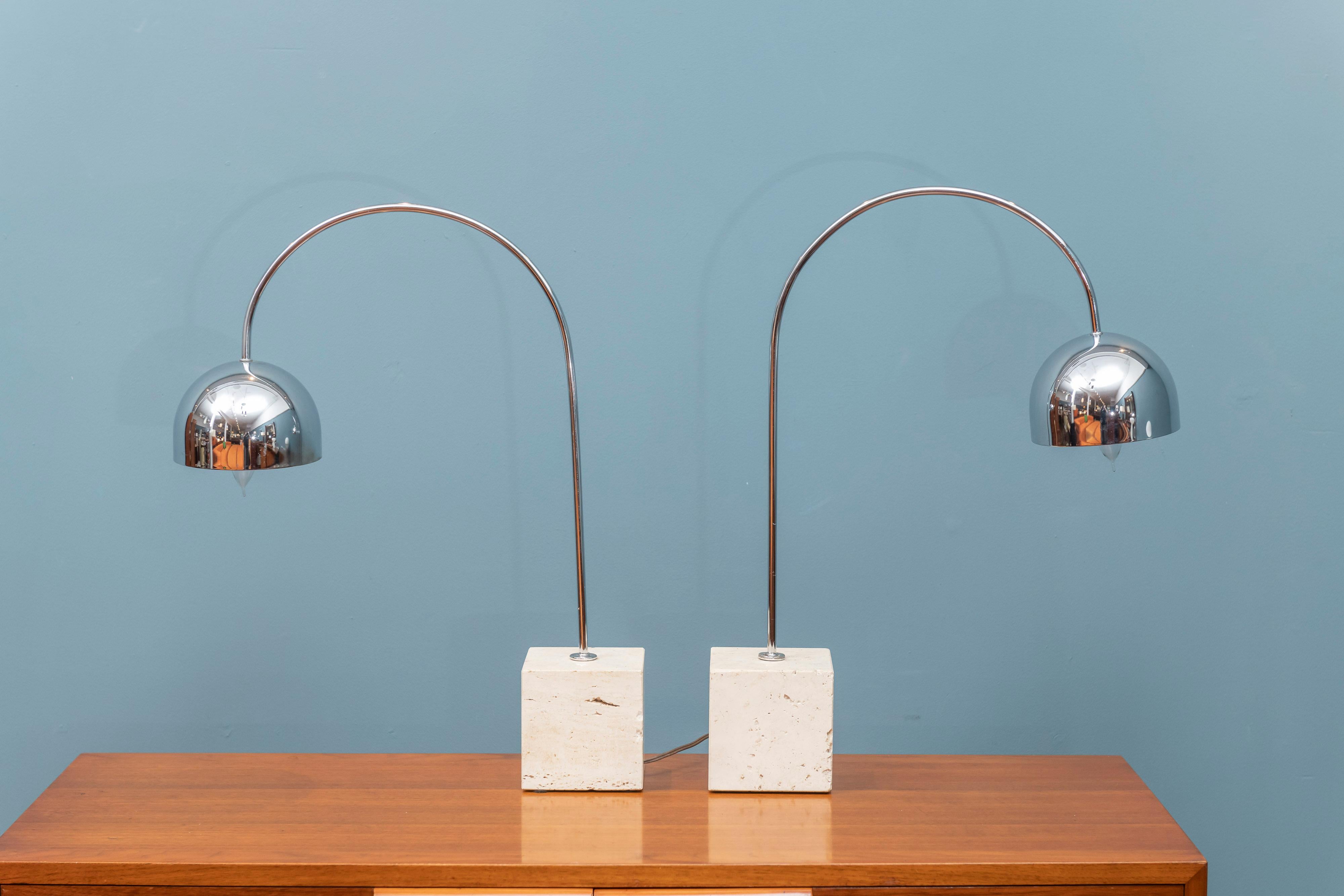 Moderne Mid-Century-Tischlampe aus Chrom und Travertin Arc von Harvey Guzzini, Italien im Zustand „Gut“ im Angebot in San Francisco, CA