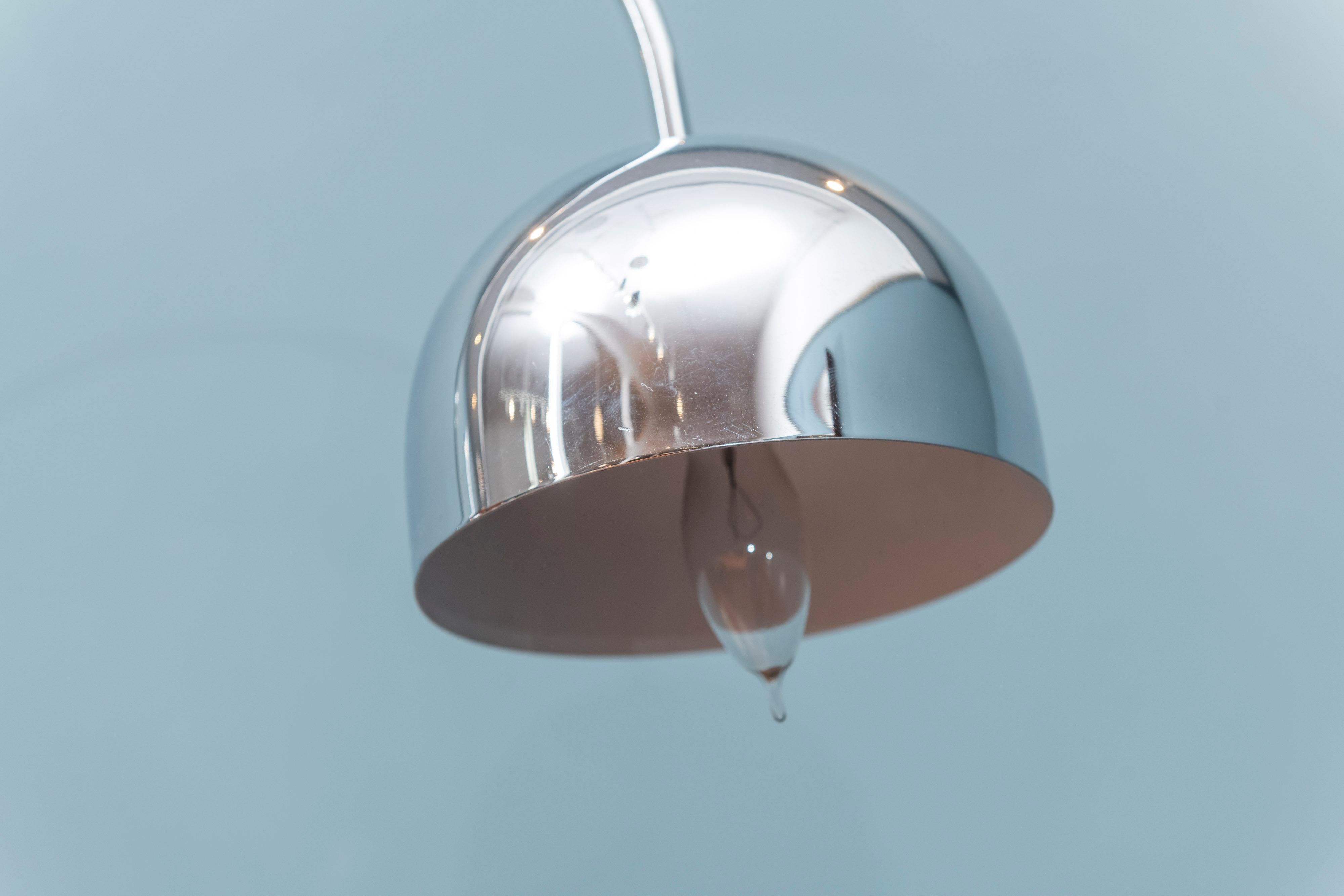 Moderne Mid-Century-Tischlampe aus Chrom und Travertin Arc von Harvey Guzzini, Italien (Ende des 20. Jahrhunderts) im Angebot