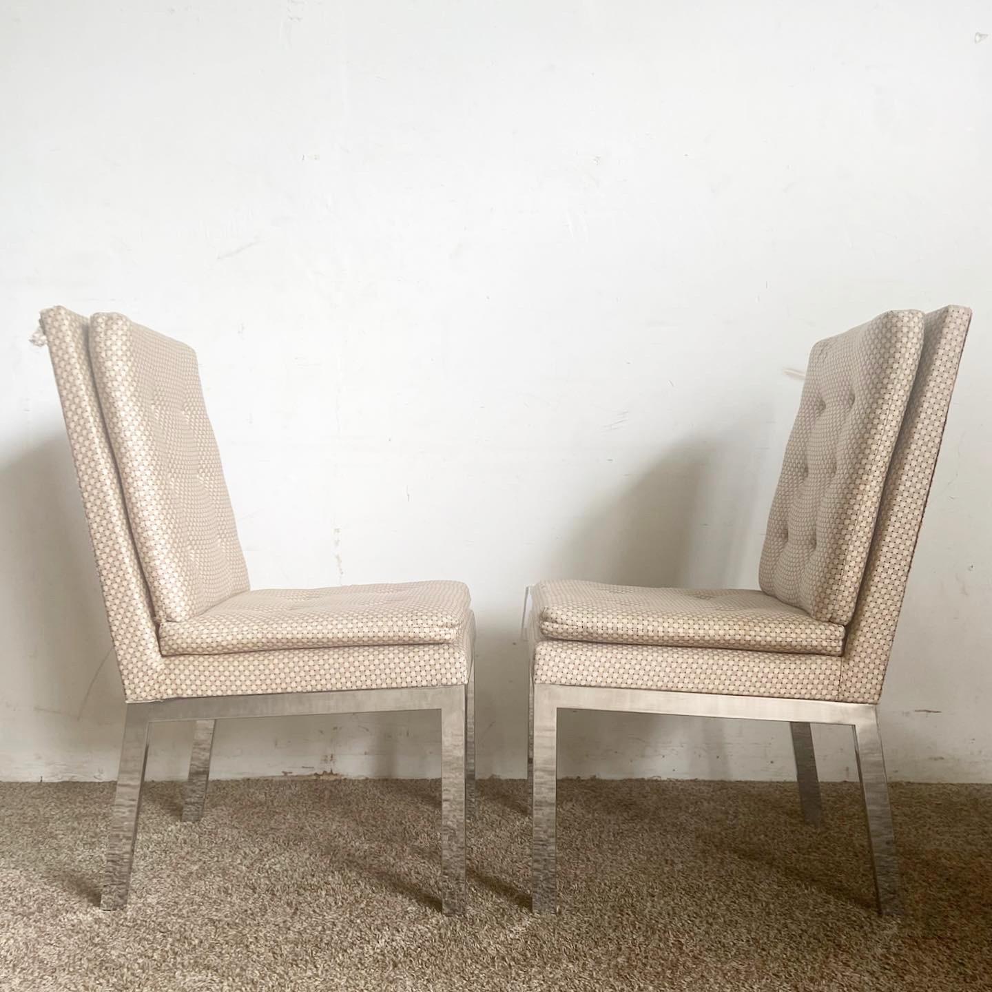 Erleben Sie die Verschmelzung von Stil und Komfort mit den DIA Chrome Tufted Chairs. Dieses Set aus 4 Mid-Century Modern-Esszimmerstühlen des Design Institute of America kombiniert elegante Chromrahmen mit plüschigem, getuftetem Stoff und verkörpert