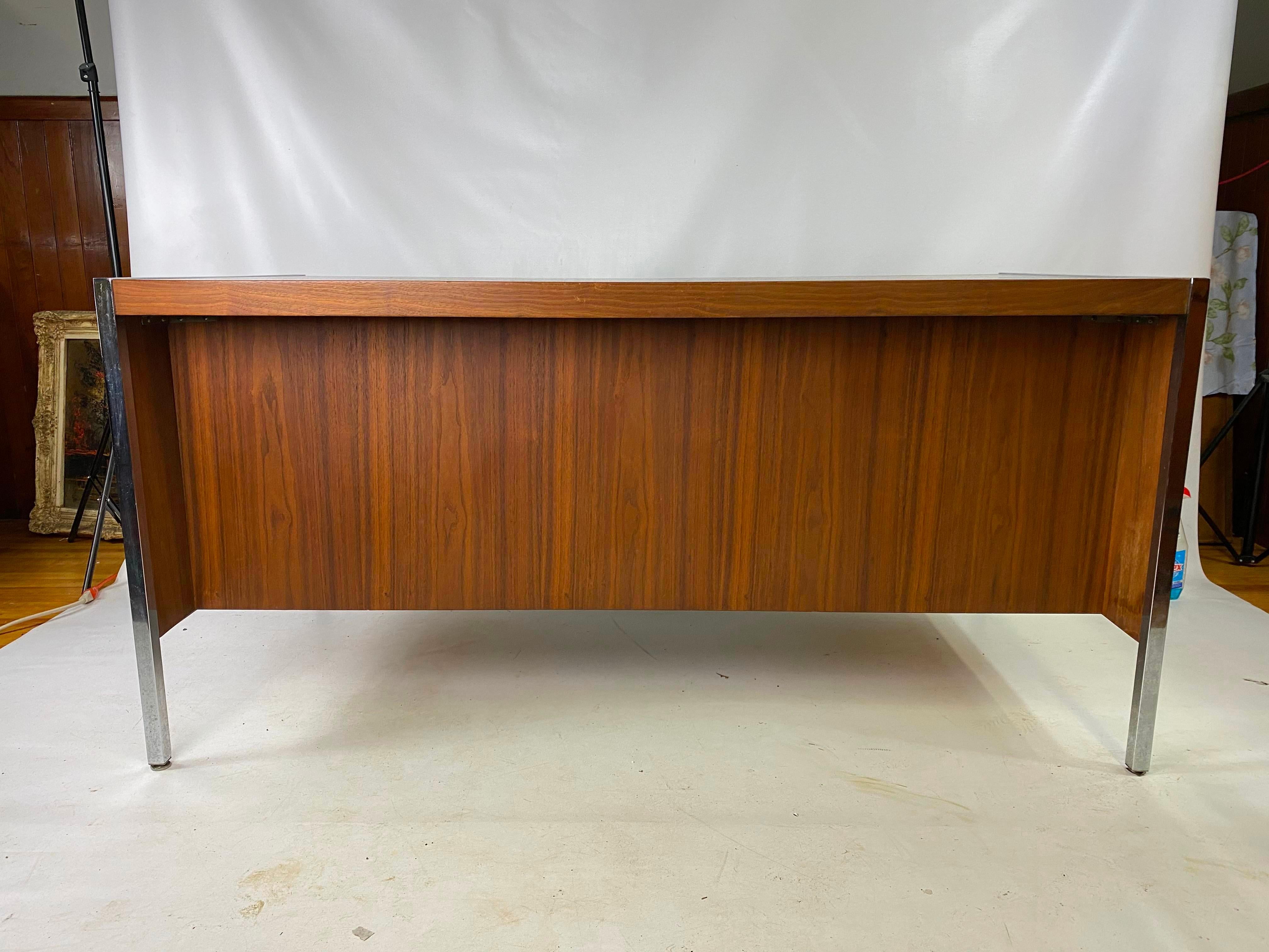 Mid-Century Modern Chrome and Walnut Executive Desk In Good Condition In Esperance, NY