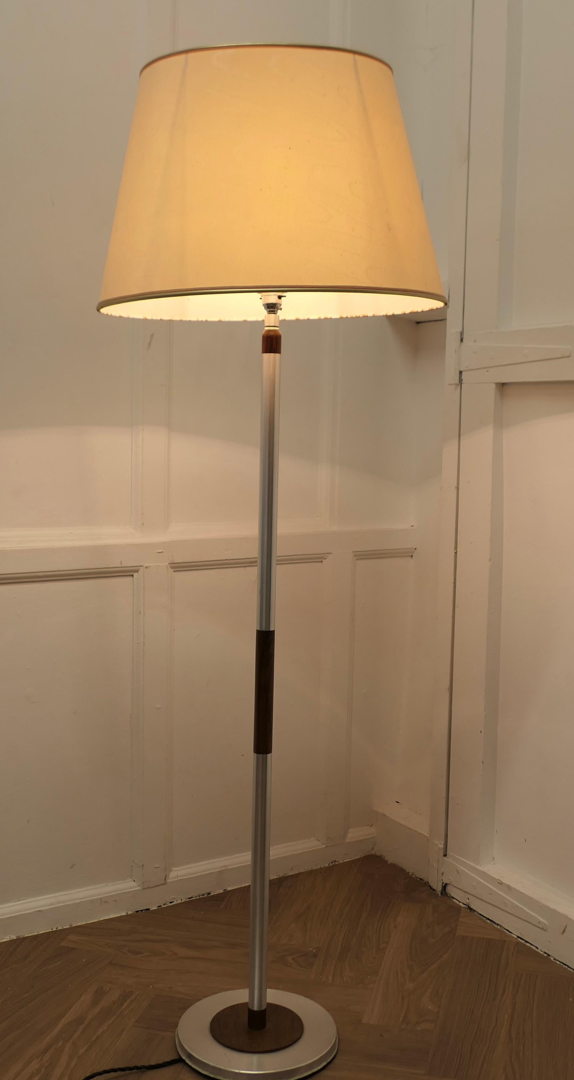 Lampadaire télescopique moderne du milieu du siècle dernier en chrome et bois  Une excellente pièce de designer en vente 4