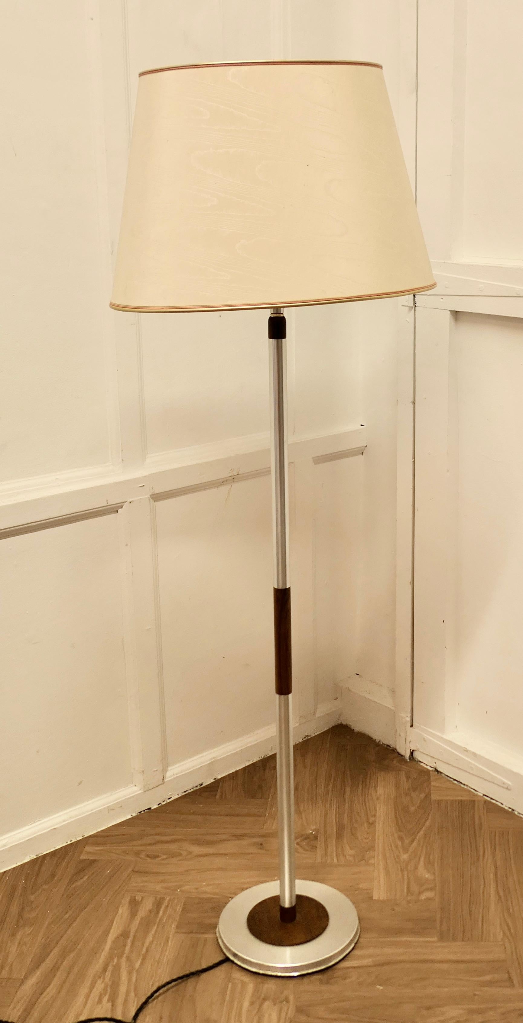 Lampadaire télescopique moderne du milieu du siècle dernier en chrome et bois  Une excellente pièce de designer en vente 5