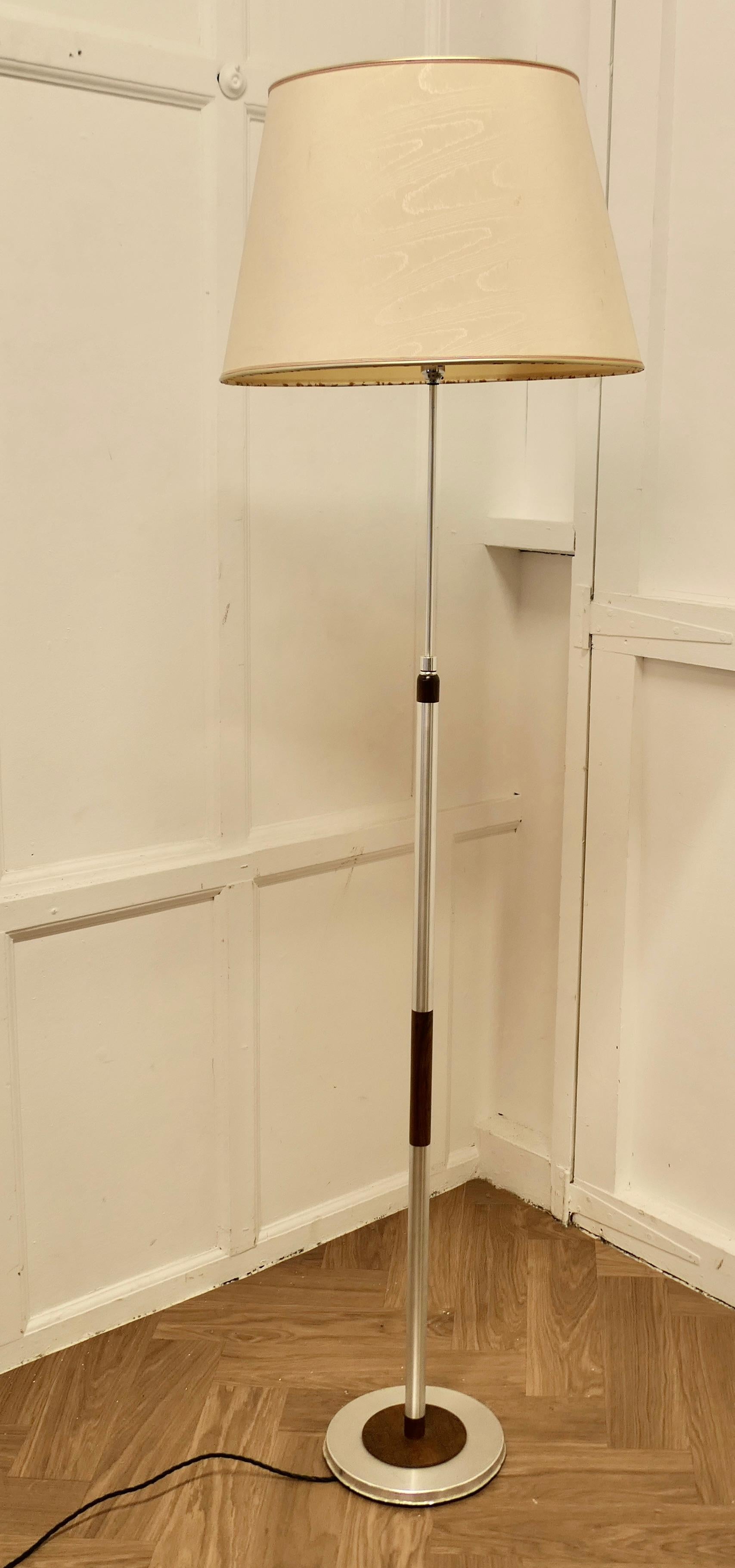 Lampadaire télescopique moderne du milieu du siècle dernier en chrome et bois

Une superbe pièce de design en chrome et bois foncé, la lampe a une hauteur réglable entre 74