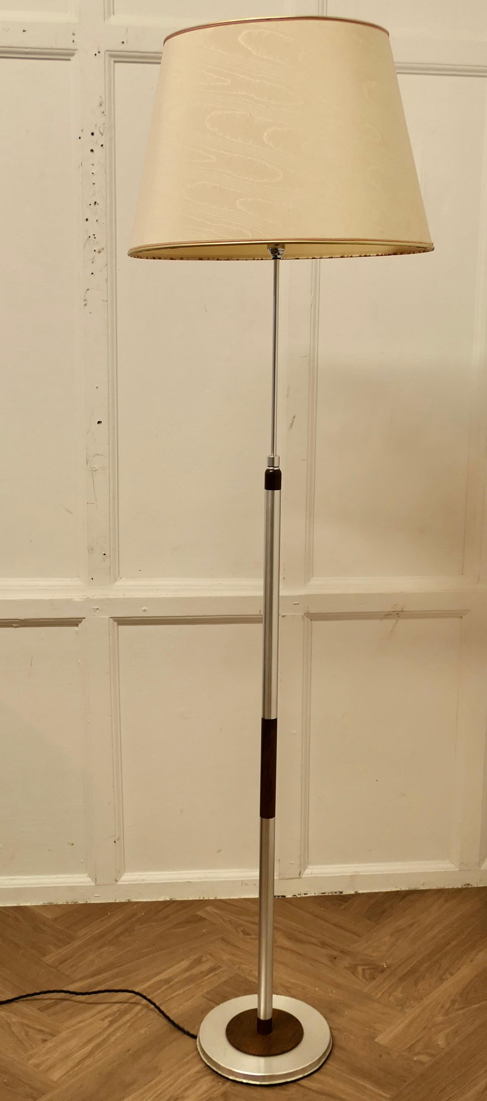 Mid-Century Modern Lampadaire télescopique moderne du milieu du siècle dernier en chrome et bois  Une excellente pièce de designer en vente