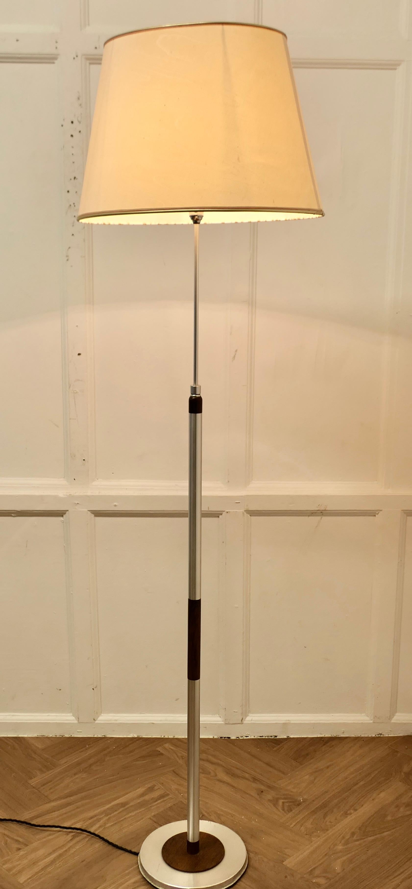 Lampadaire télescopique moderne du milieu du siècle dernier en chrome et bois  Une excellente pièce de designer Bon état - En vente à Godshill, Isle of Wight
