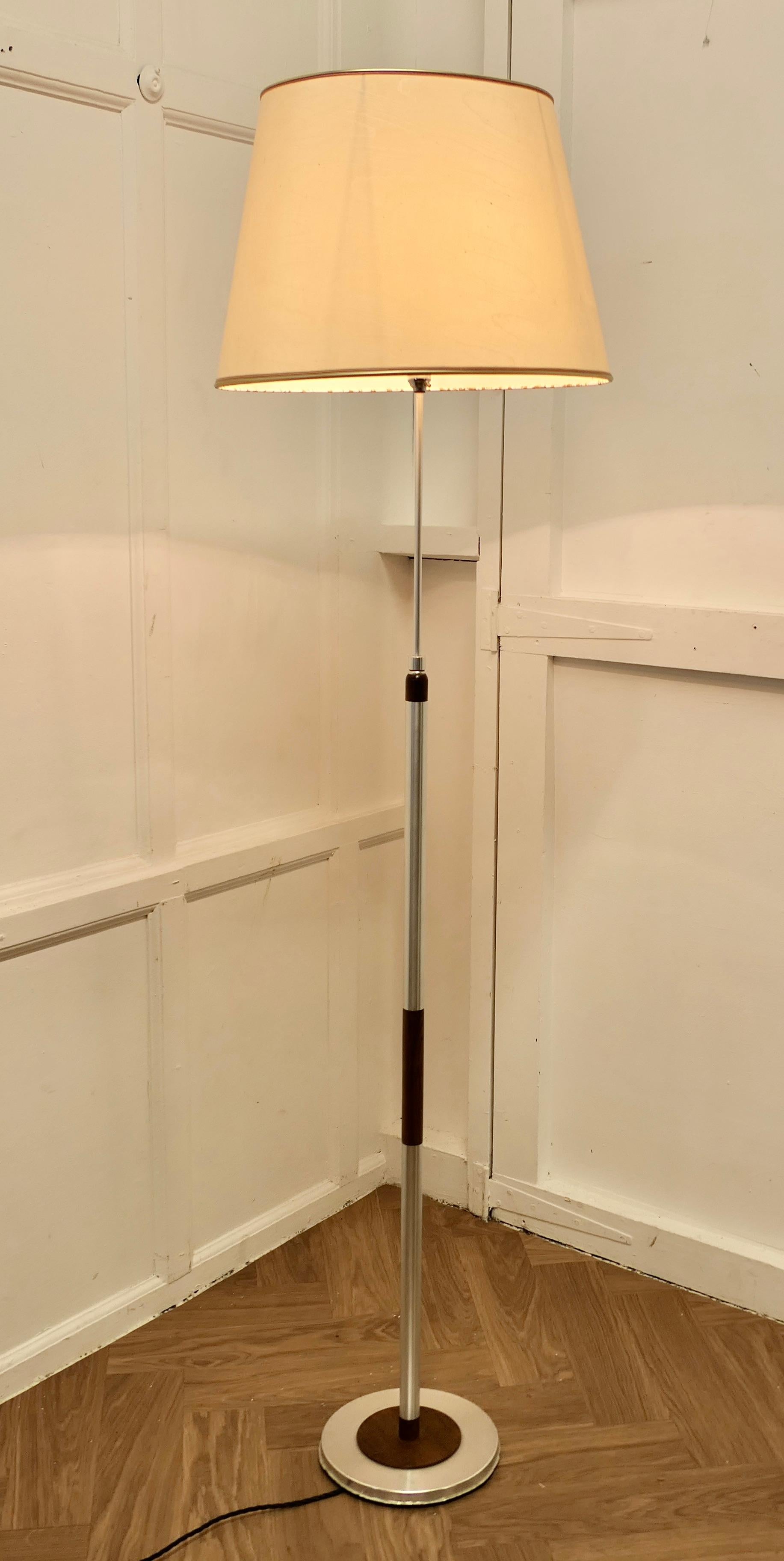 Milieu du XXe siècle Lampadaire télescopique moderne du milieu du siècle dernier en chrome et bois  Une excellente pièce de designer en vente