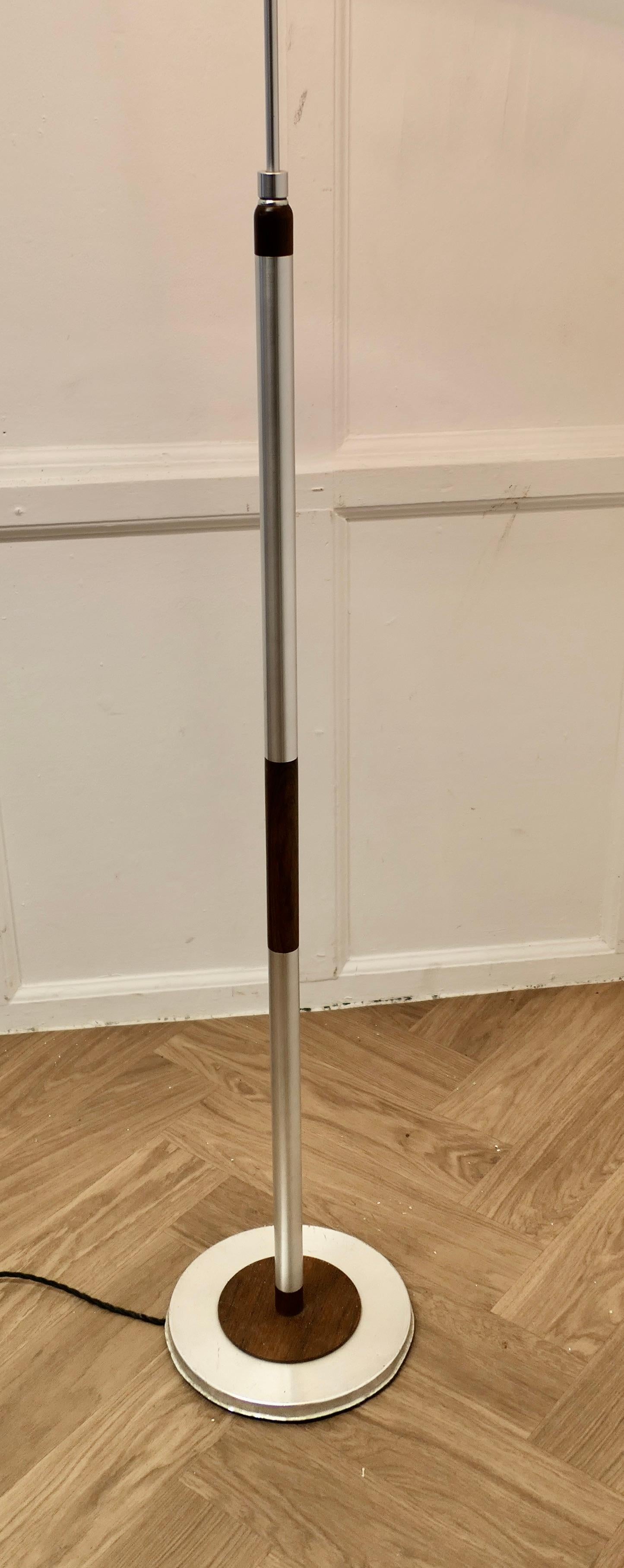 Lampadaire télescopique moderne du milieu du siècle dernier en chrome et bois  Une excellente pièce de designer en vente 1