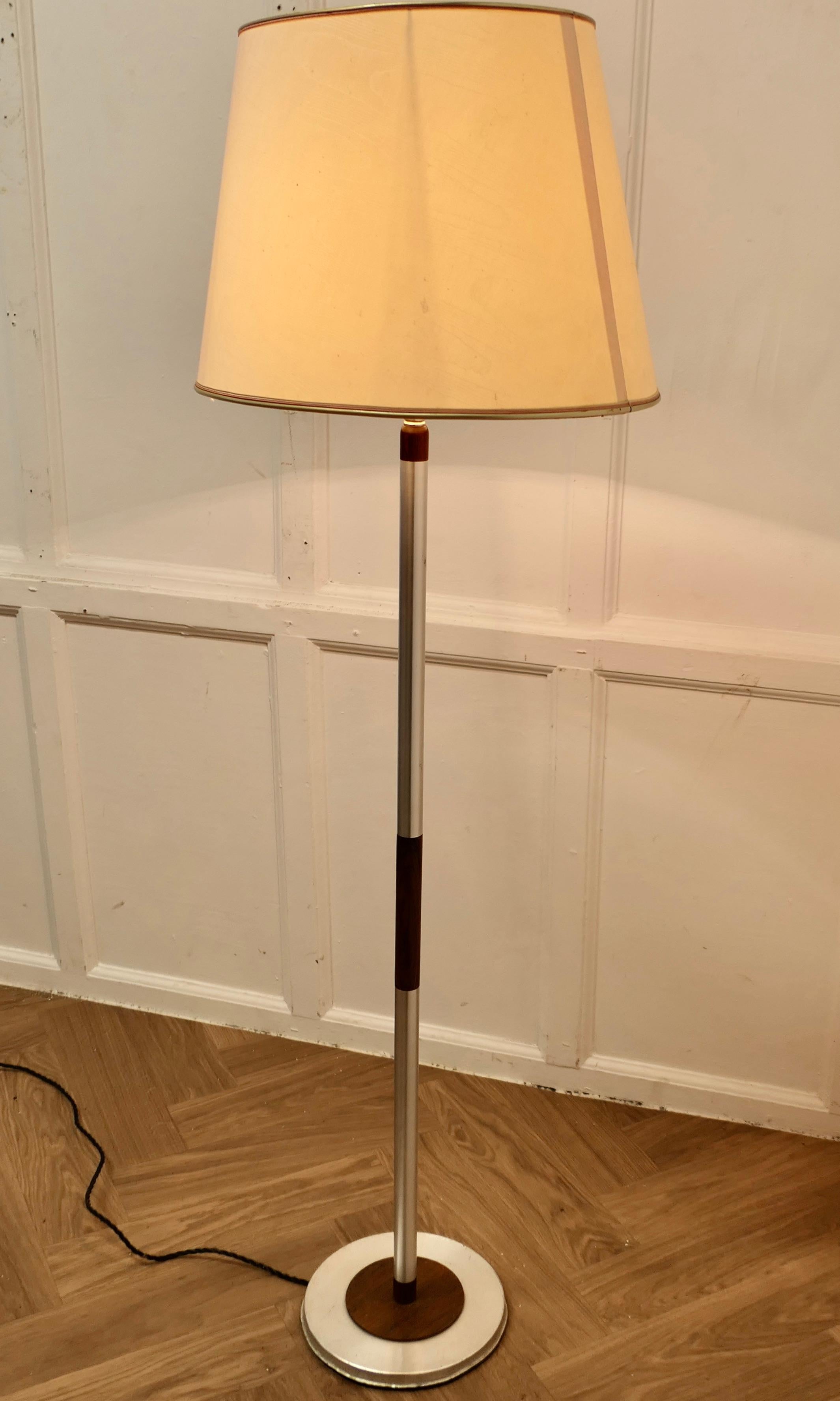 Lampadaire télescopique moderne du milieu du siècle dernier en chrome et bois  Une excellente pièce de designer en vente 2