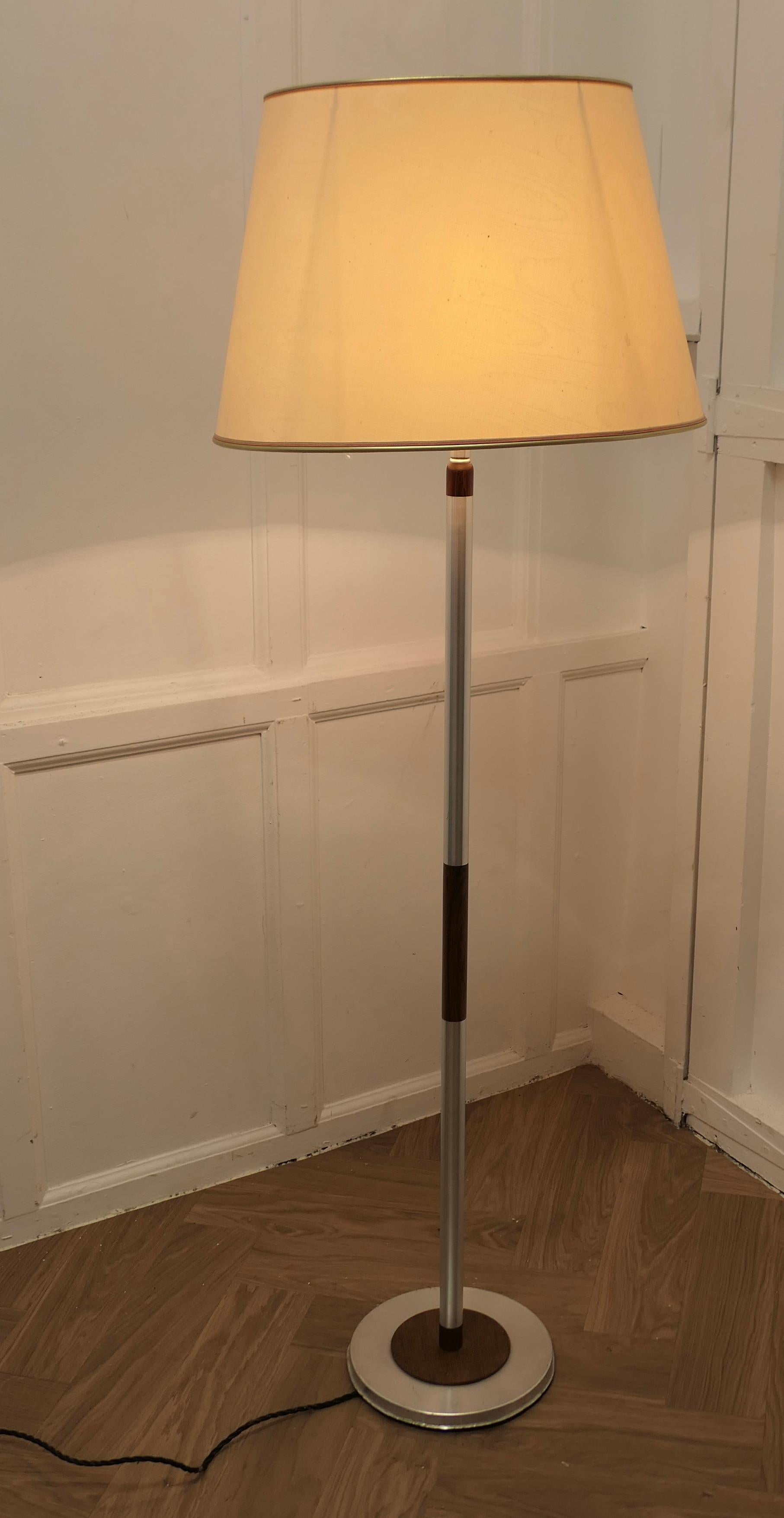 Lampadaire télescopique moderne du milieu du siècle dernier en chrome et bois  Une excellente pièce de designer en vente 3