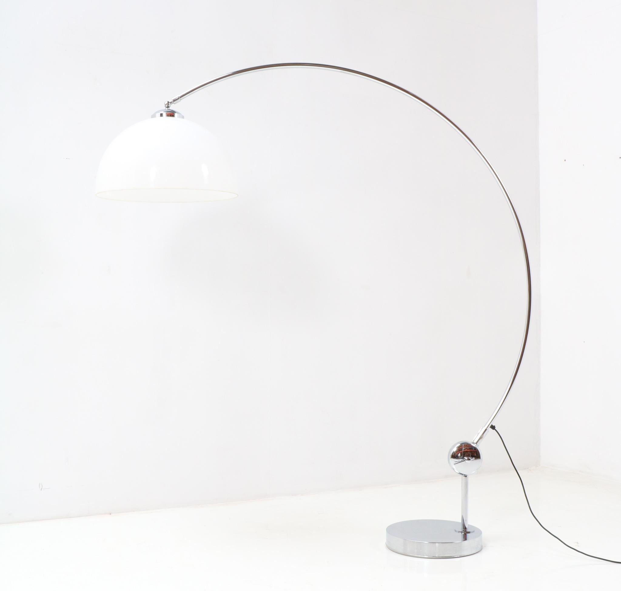 Stunning Mid-Century Modern Arc floor lamp.
Striking French design from the 1970s.
Tubular chrome arc with a white acrylic globe shade.
This wonderful Mid-Century Modern arc floor lamp is also adjustable in height!
In good original condition