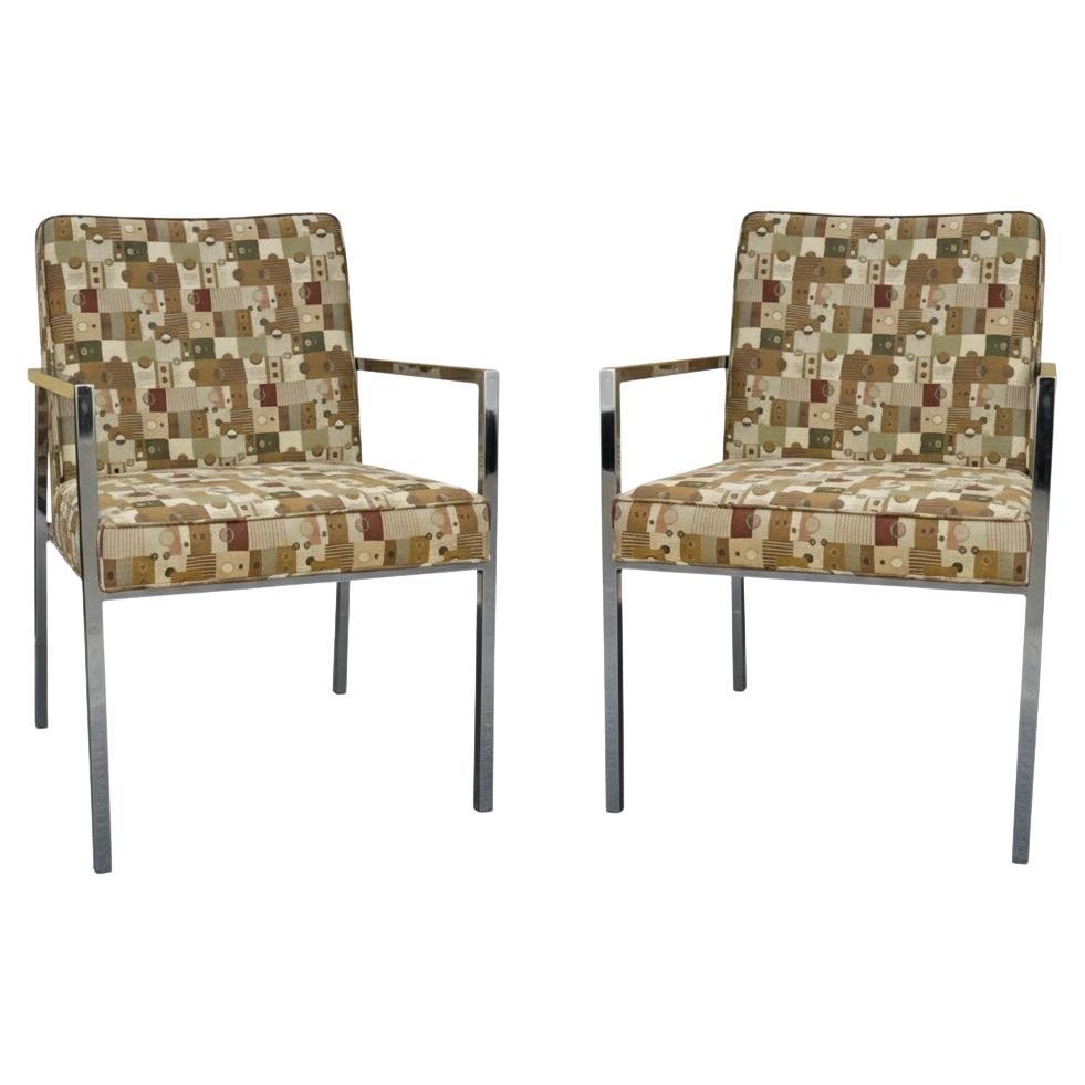 This is a pair of mid-century modern open arm flat chrome chairs in original geometric fabric attributed to Milo Baughman for Directional. The chrome and upholstery are in good condition. Die Stühle sind nicht beschriftet. From contemporary to