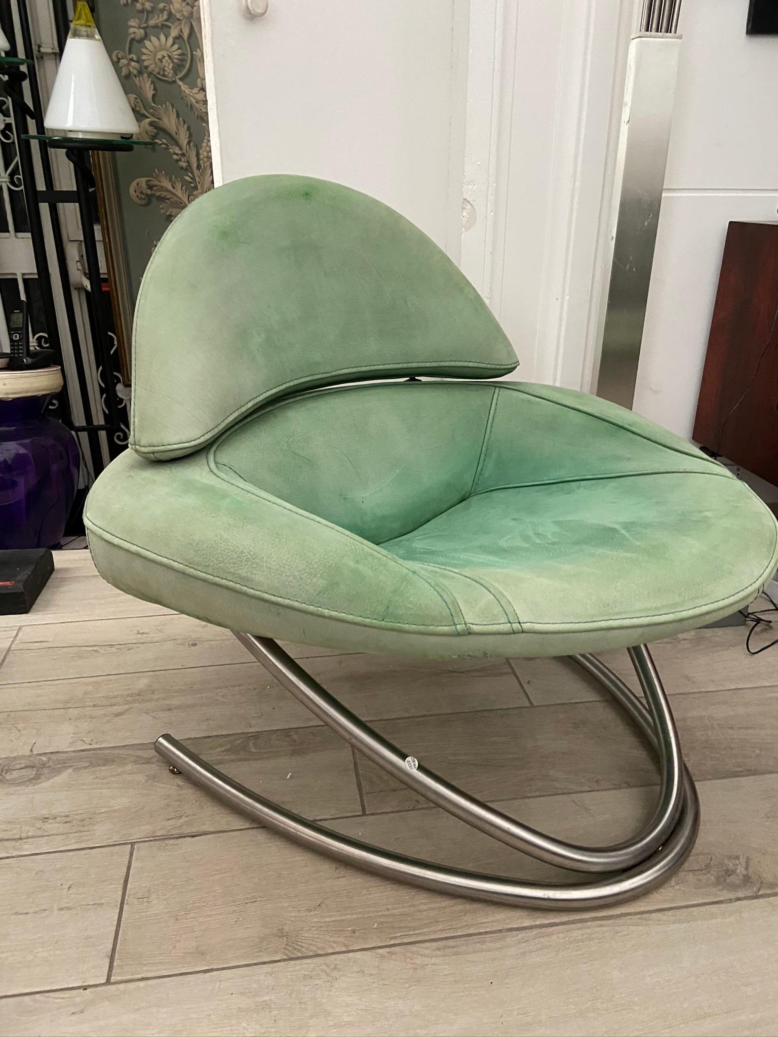 This 1970s Mid-Century Modern armchair feature unique steel frame with a chrome finish.
The seat and backrest are upholstered in a striking green color Nabuk fabric.