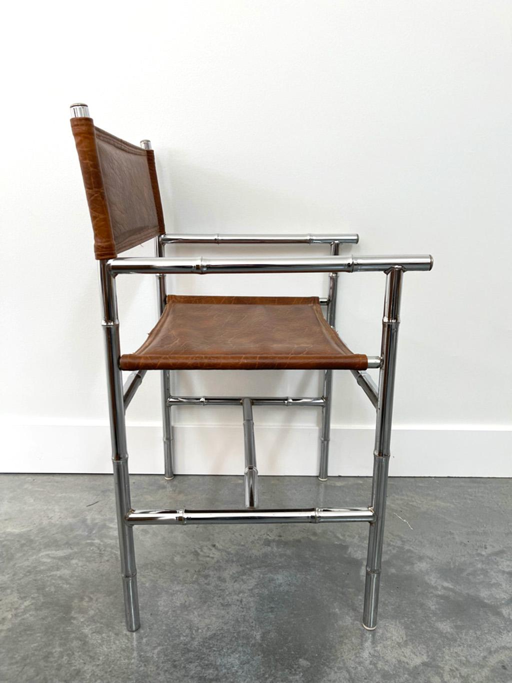 Imitation cuir Table en bambou chromé mi-siècle moderne avec plateau en verre et quatre chaises en vente