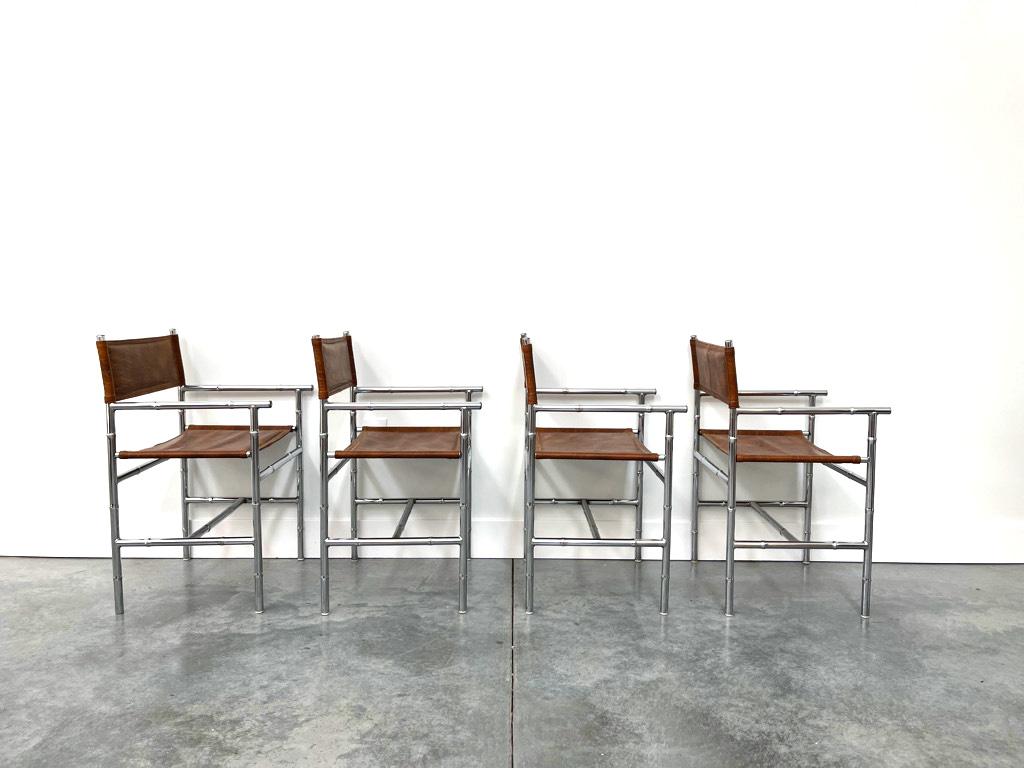 Table en bambou chromé mi-siècle moderne avec plateau en verre et quatre chaises en vente 1