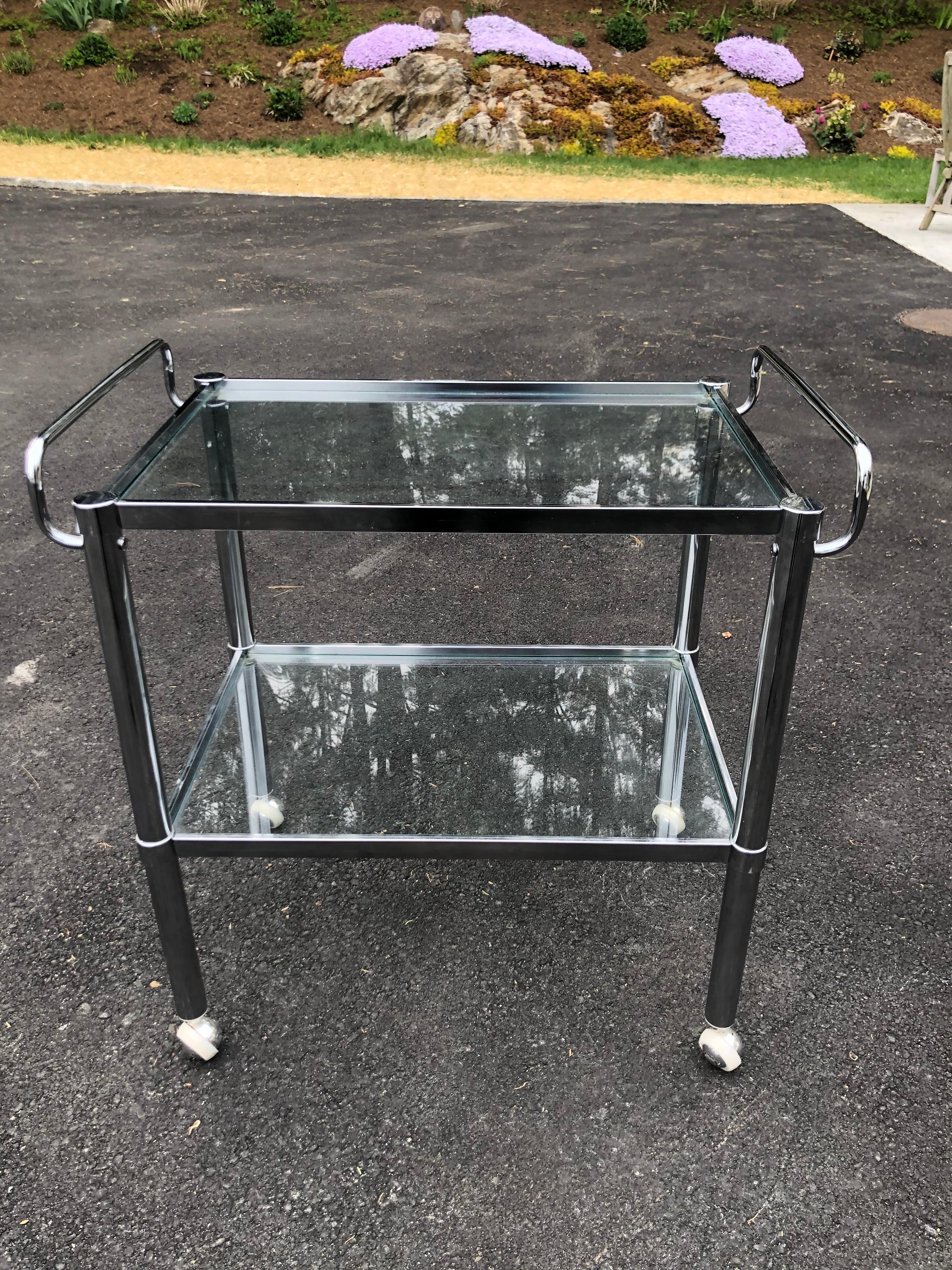 Mid-Century Modern two tiered bar cart. Classic minimalist lines to this functional piece. Twin handles adorn either side.
Perfect for entertaining.