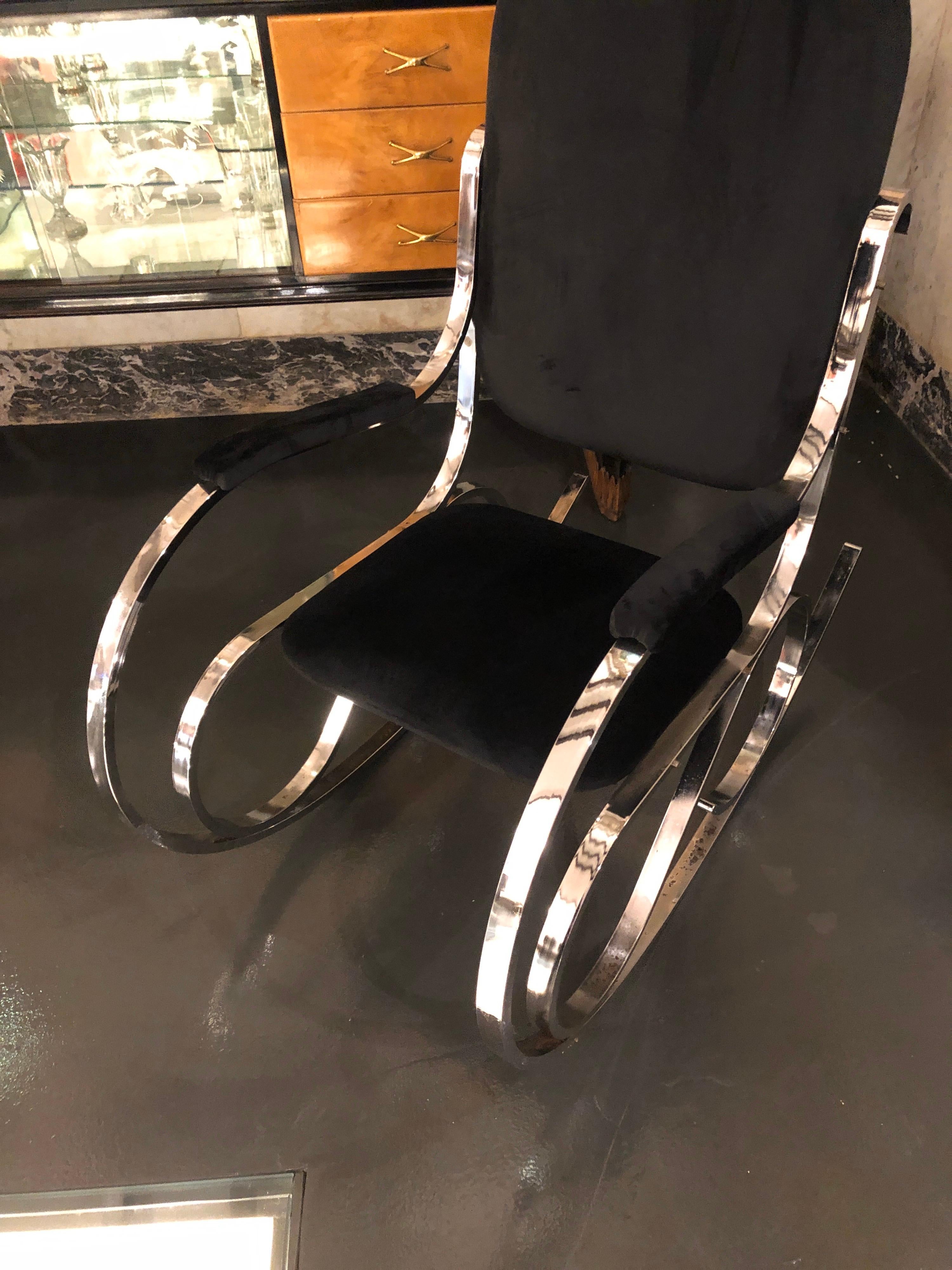 An Italian rocking chair made in the 1970s, good conditions overall, it has been upholstered with a goergeous black velvet. The is a stylish and contemporary take on the classic rocking chair design. It combines the sleekness of chromed steel with