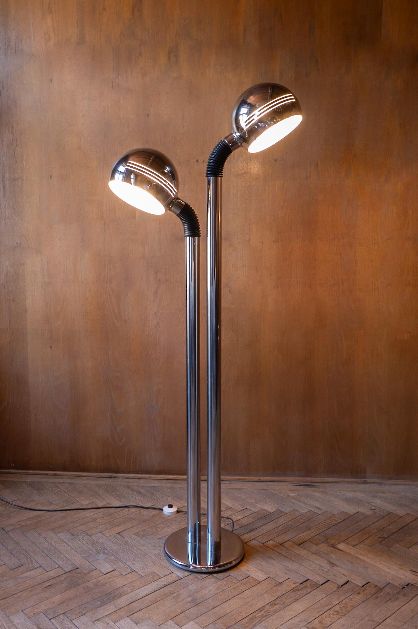 Mid-Century Modern Chrome Black Floor Lamp by Goffreddo Reggiani, Italy 1970s.

This metal floor lamp designed by Goffreddo Reggiani was produced in the 70’s by the Italian manufacture Targetti Sankey. This floor lamp features two rotating heads in