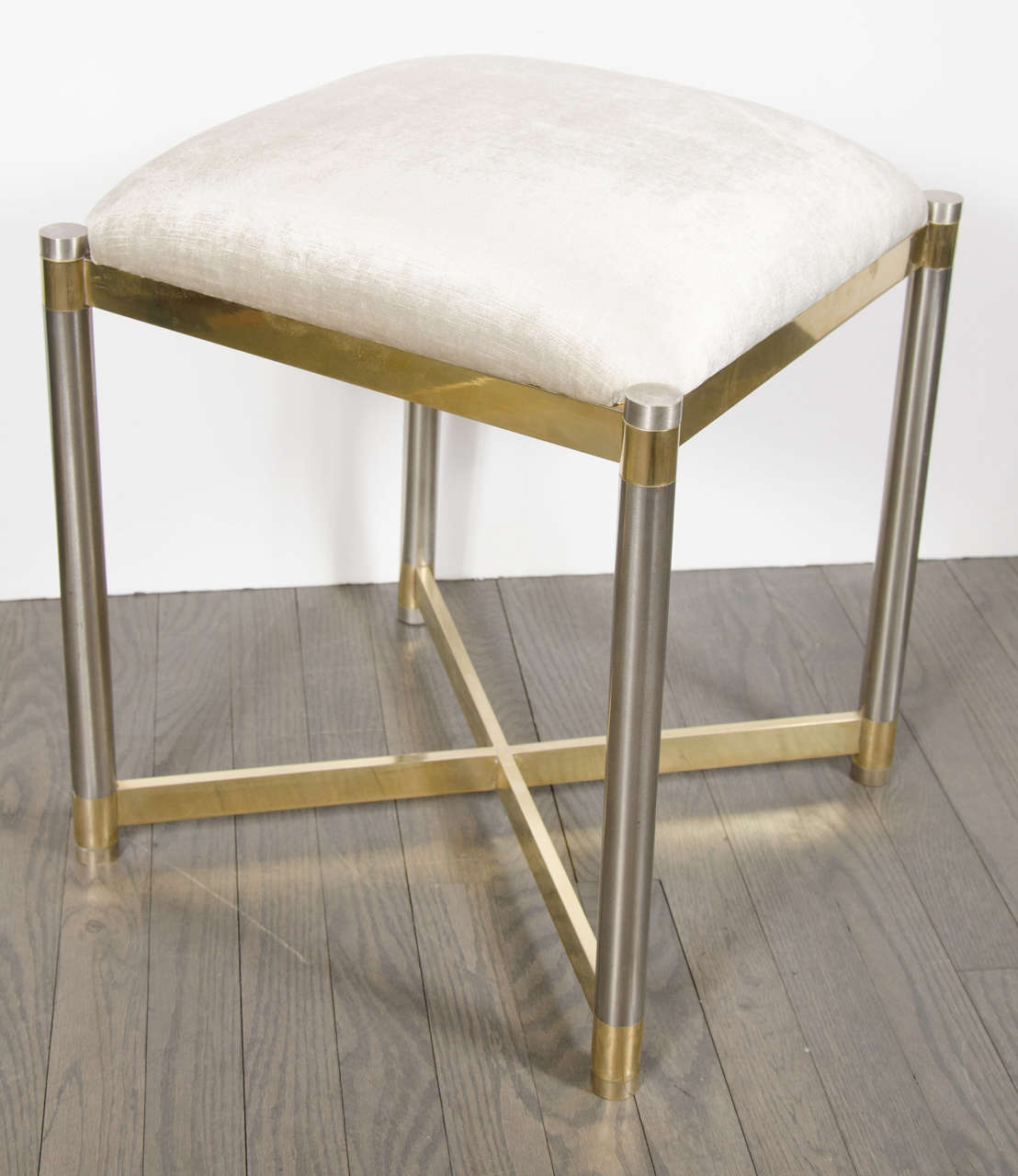 Questo sofisticato sgabello a X del Mid-Century Modernist alla maniera di Karl Springer è stato realizzato negli Stati Uniti, intorno al 1970. Presenta gambe cilindriche cromate spazzolate e bordate in ottone con un supporto a X in ottone alla base