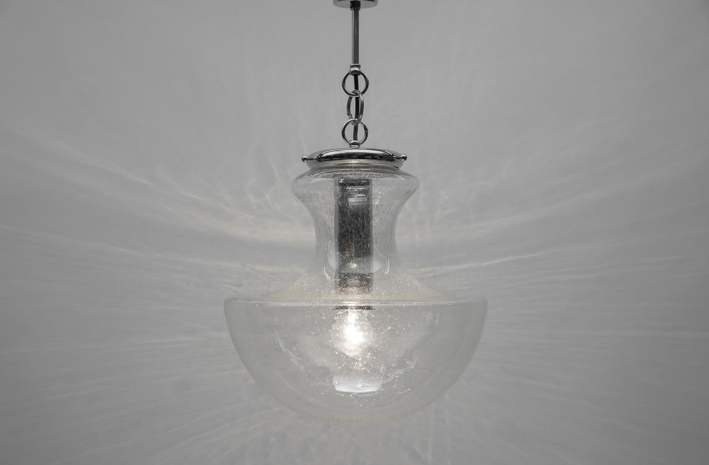 Mid Century Modern Chrome & Bubble Glass Pendant Lamp, 1960s Germany

Dimensions
Diameter: 13.77 in. (35 cm)
Height adjustable: 23.62 in. (60)

Four E14 sockets and one E27 socket. Works with 220V and 110V.

Our lamps are checked, cleaned and are