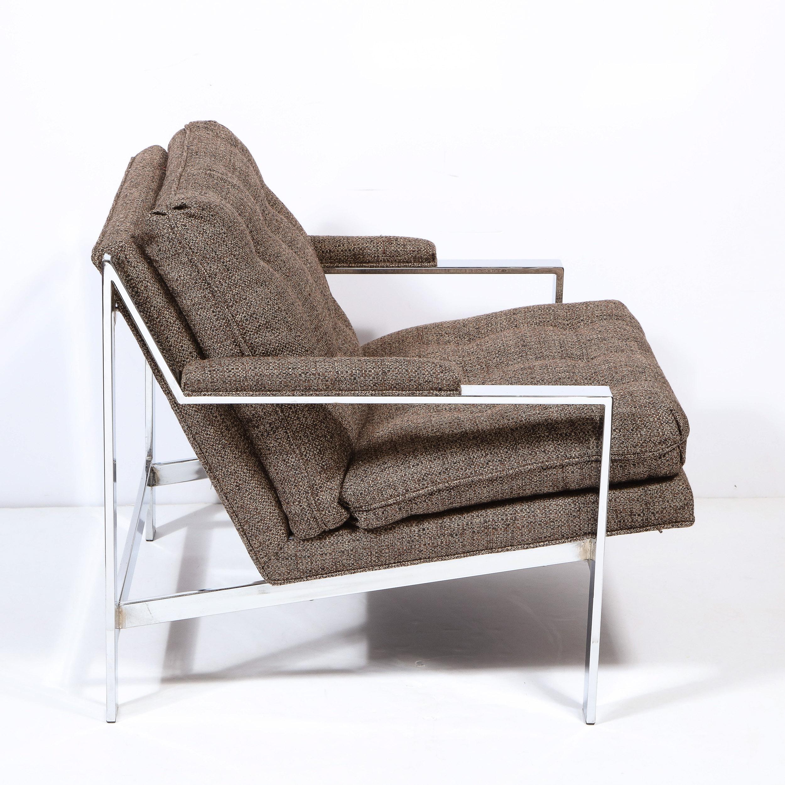 Sillón moderno de mediados de siglo con respaldo de botones cromado en tweed leonado Holly Hunt Tela en venta