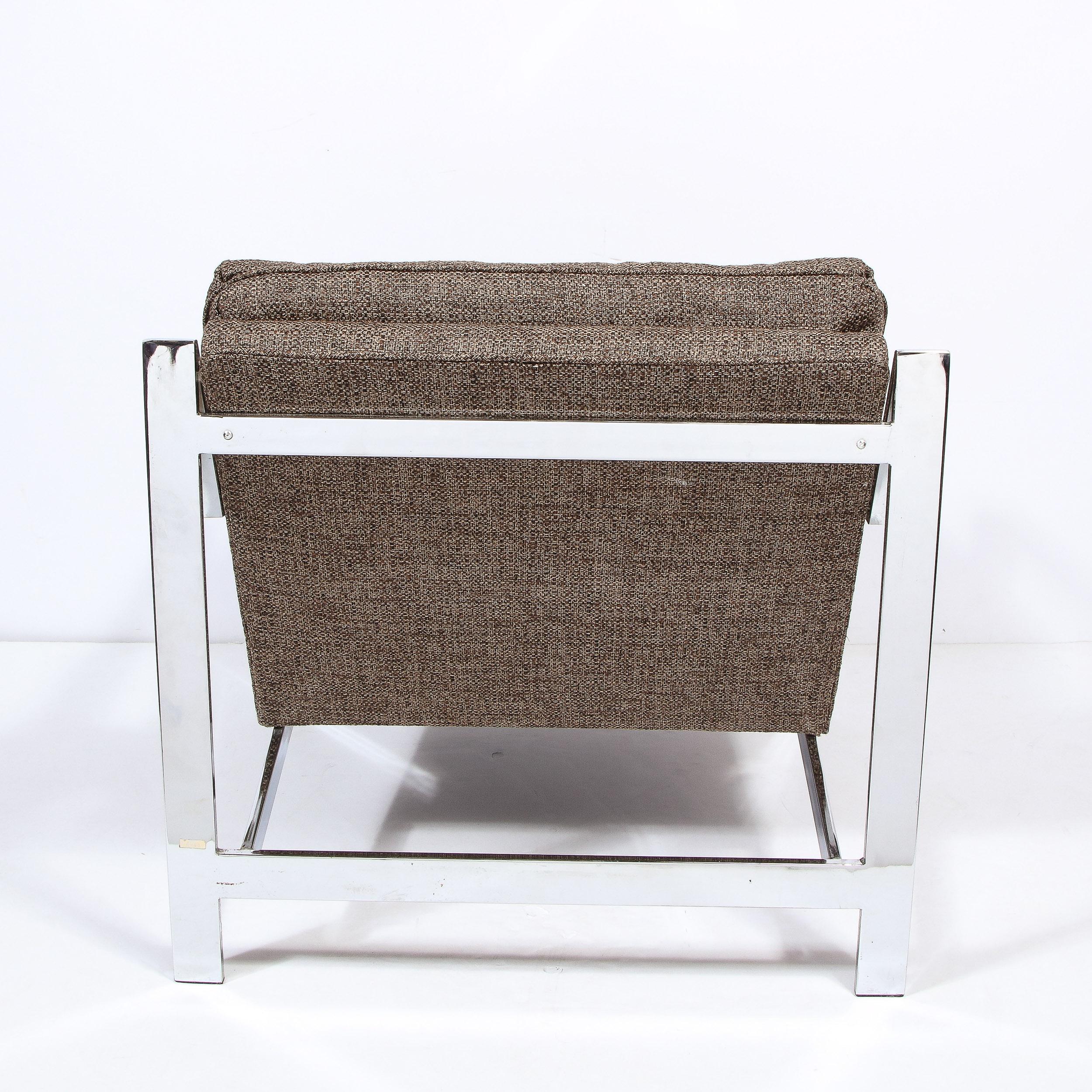 Sillón moderno de mediados de siglo con respaldo de botones cromado en tweed leonado Holly Hunt en venta 2
