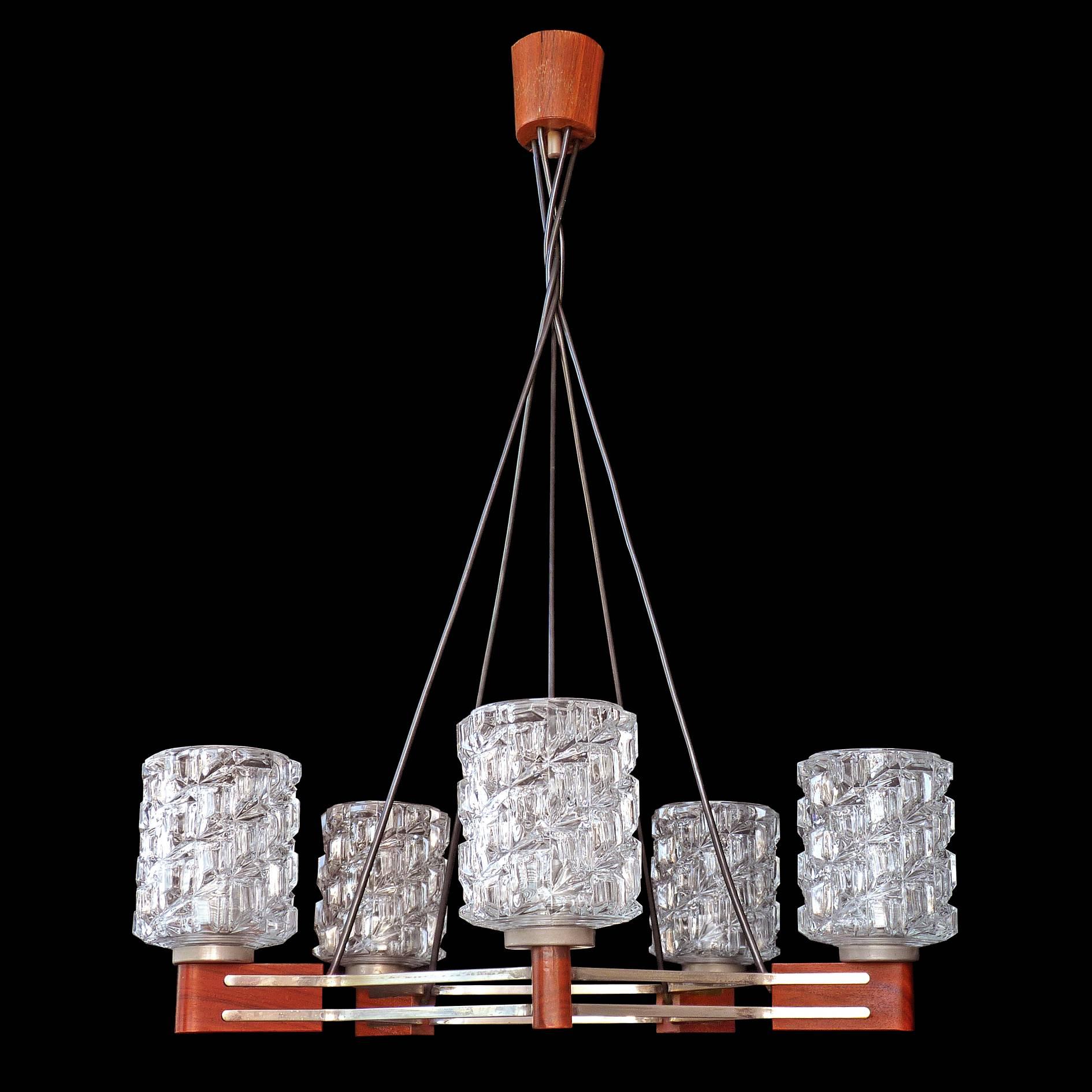 Lampada da soffitto cromata moderna di metà secolo Lampadario a sospensione in legno danese in stile teak In condizioni buone in vendita a Coimbra, PT