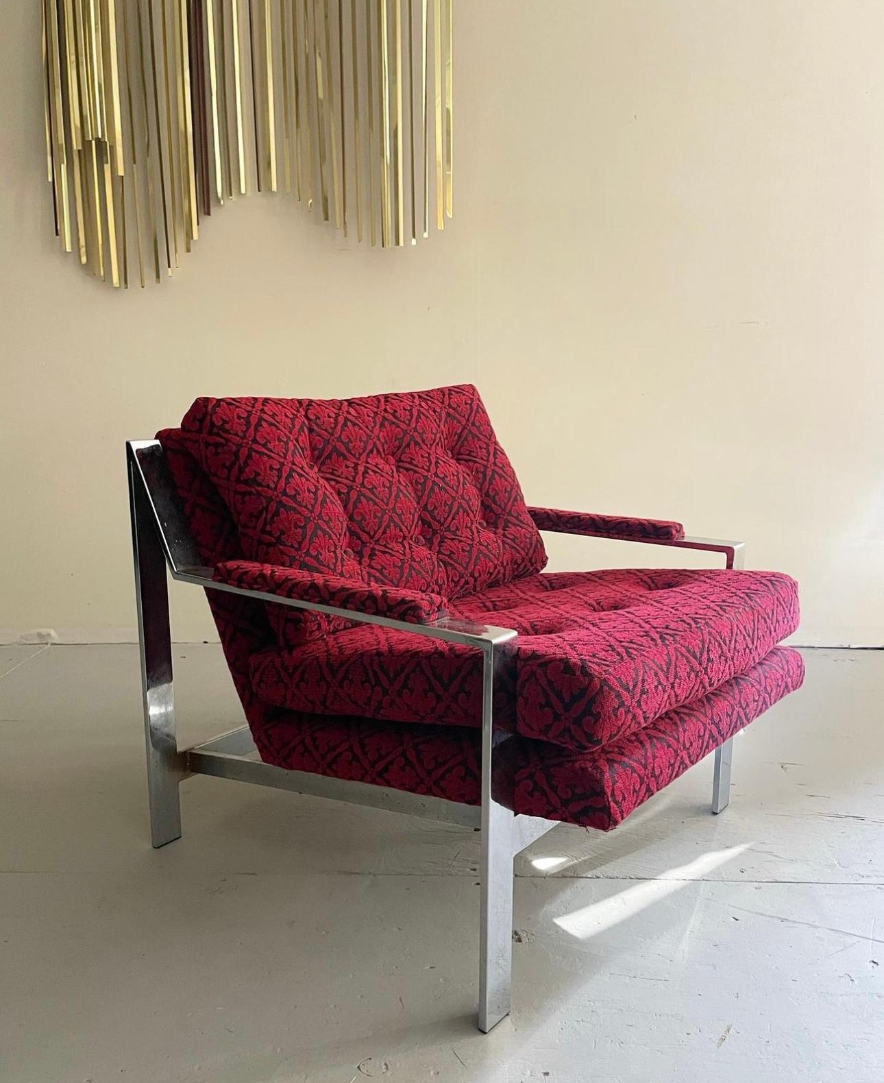 Chaise longue cubique en chrome de style moderne du milieu du siècle, conçue par Cy Mann. Ces chaises sont dotées d'une finition chromée réfléchissante et d'un rembourrage et d'une mousse géométriques uniques et inédits. Conçu par Cy Mann vers 1960.