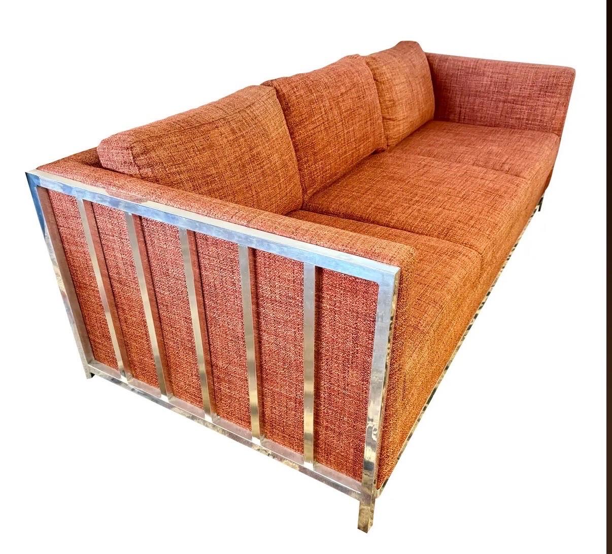Ce canapé cube chromé du milieu du siècle est une véritable pièce d'apparat, alliant un design audacieux à un confort luxueux.  Revêtu d'un tissu tweed orange Knoll, ce canapé est doté d'un trio de coussins d'assise et de dossier généreusement