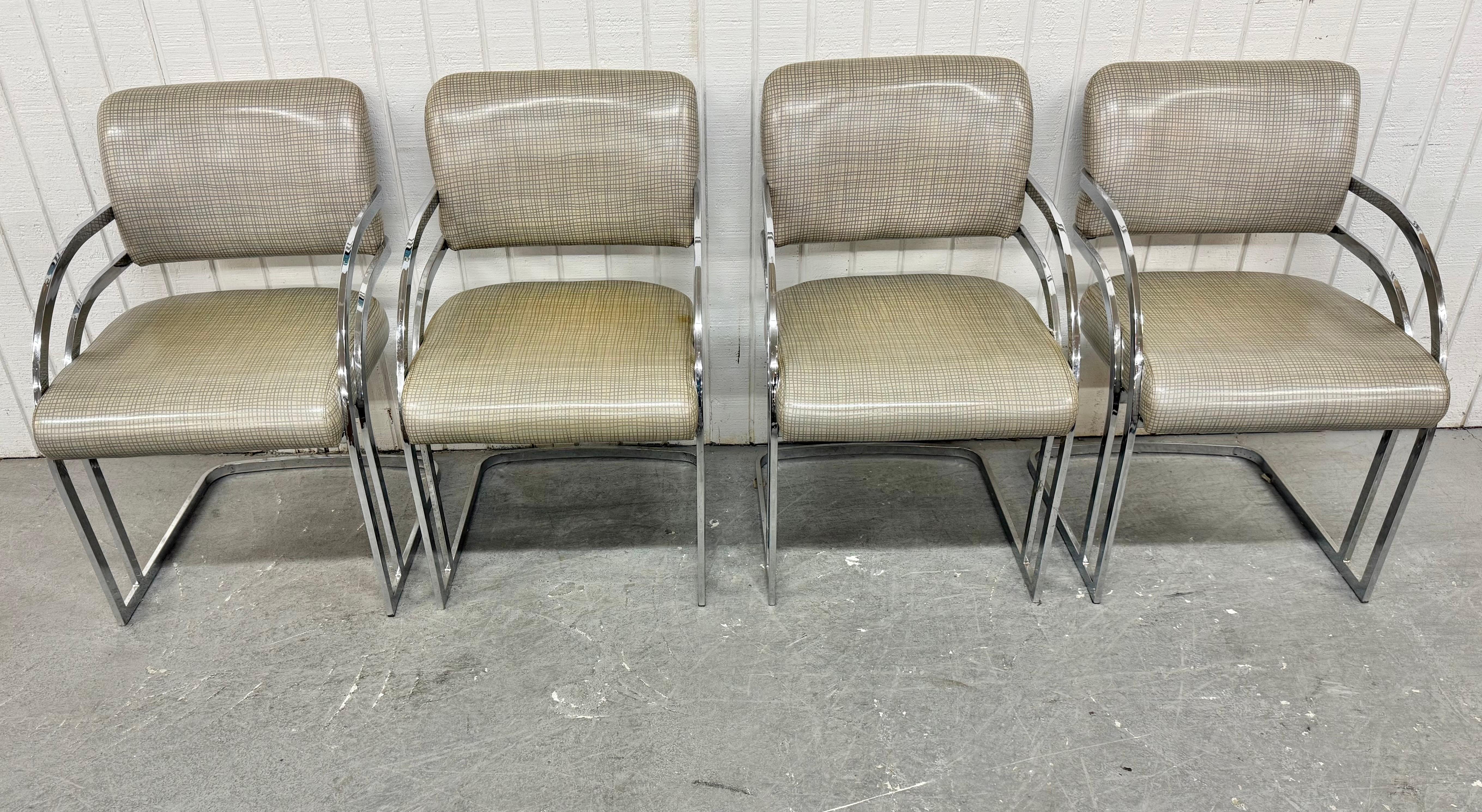 Questo annuncio si riferisce a un set di quattro sedie da pranzo cromate in stile Mid-Century Modern. Presenta una struttura cromata, uno schienale/seduta imbottiti e una tappezzeria originale. Si tratta di una combinazione eccezionale di qualità e