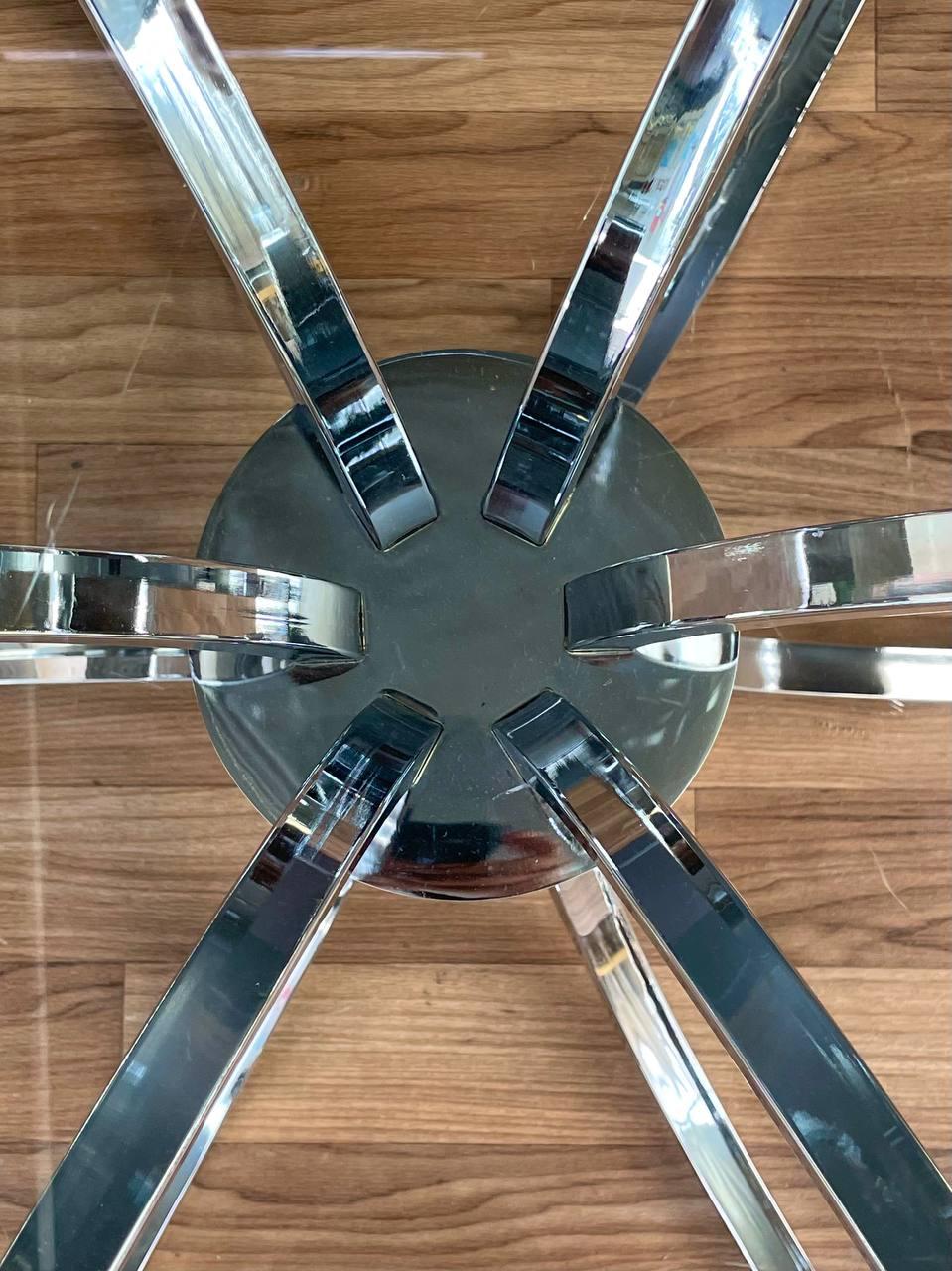 Table basse chromée et verre moderne du milieu du siècle dernier en vente 1