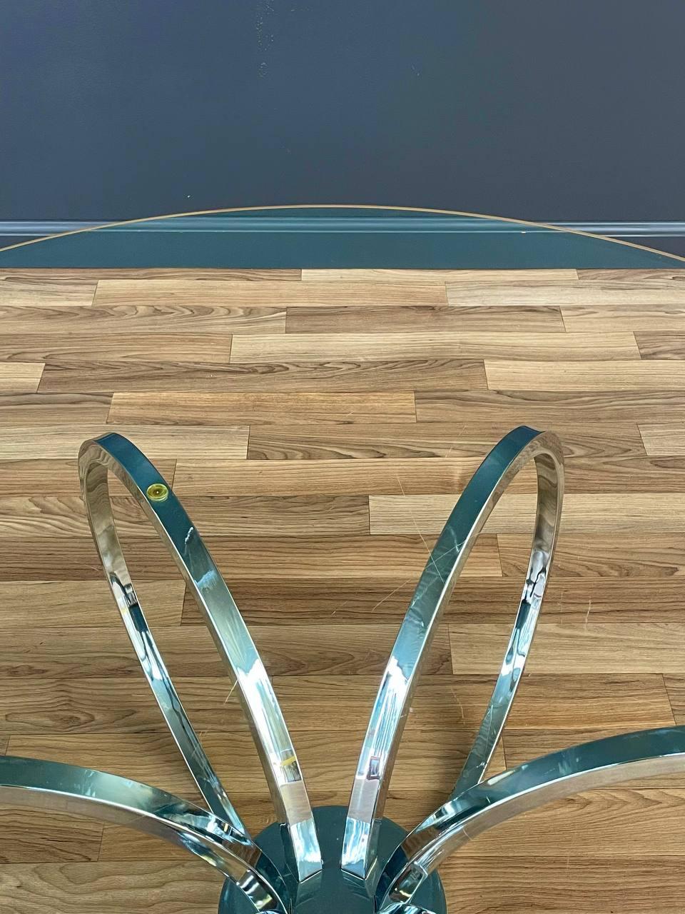 Table basse chromée et verre moderne du milieu du siècle dernier en vente 2