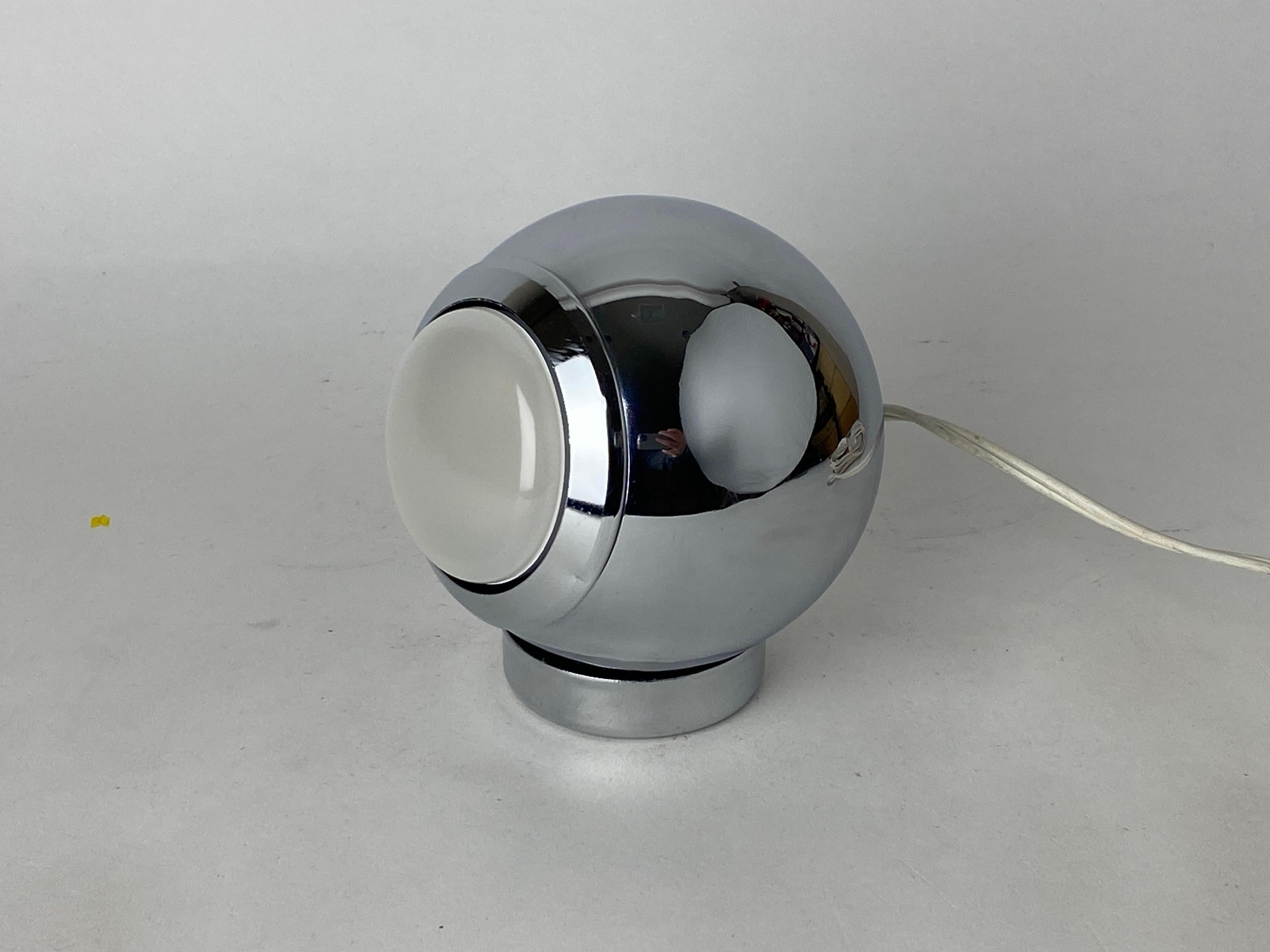 Beautiful vintage chrome eyeball accent table lamp. This mid century modern table lamp sits on a magnetic base which makes direction of the light easily adjustable. No maker marks or designer tags on this chrome table lamp, but it is definitely is