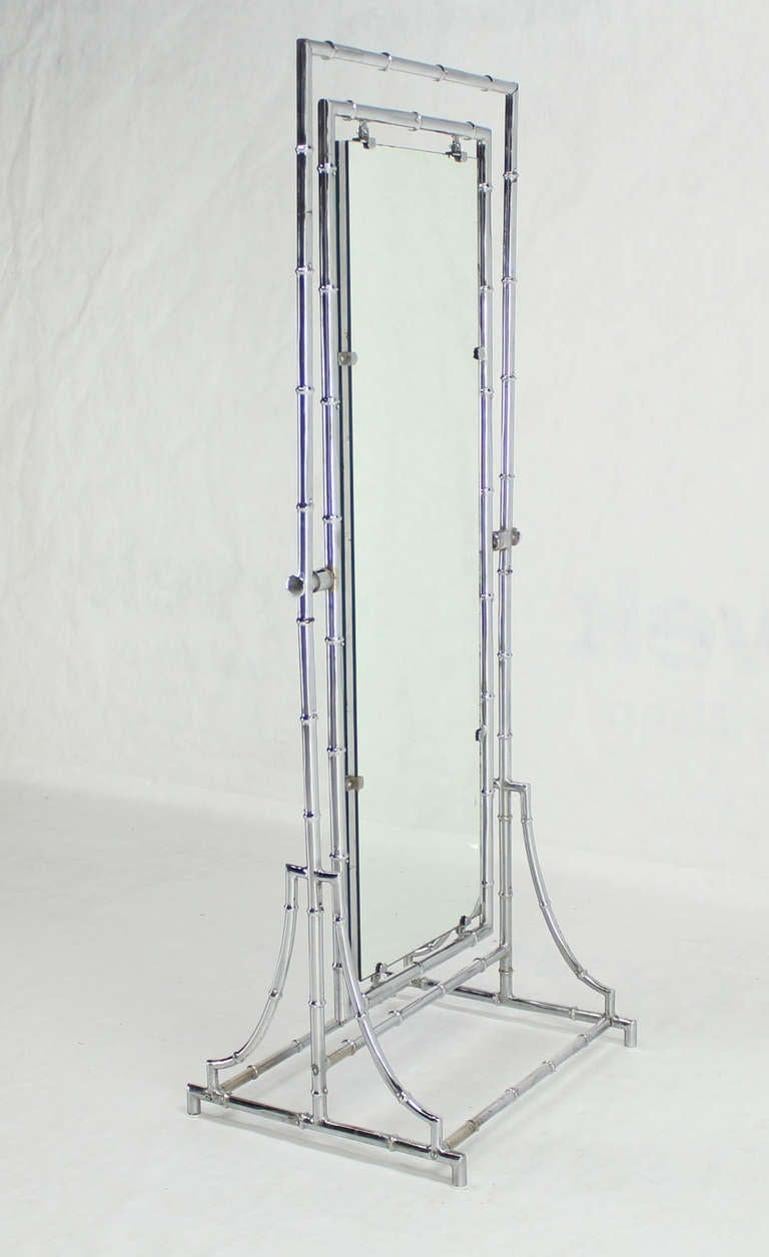 Mid-Century moderno Specchio da terra chevale in metallo cromato e finto bambù di metà secolo, a doppia faccia in vendita