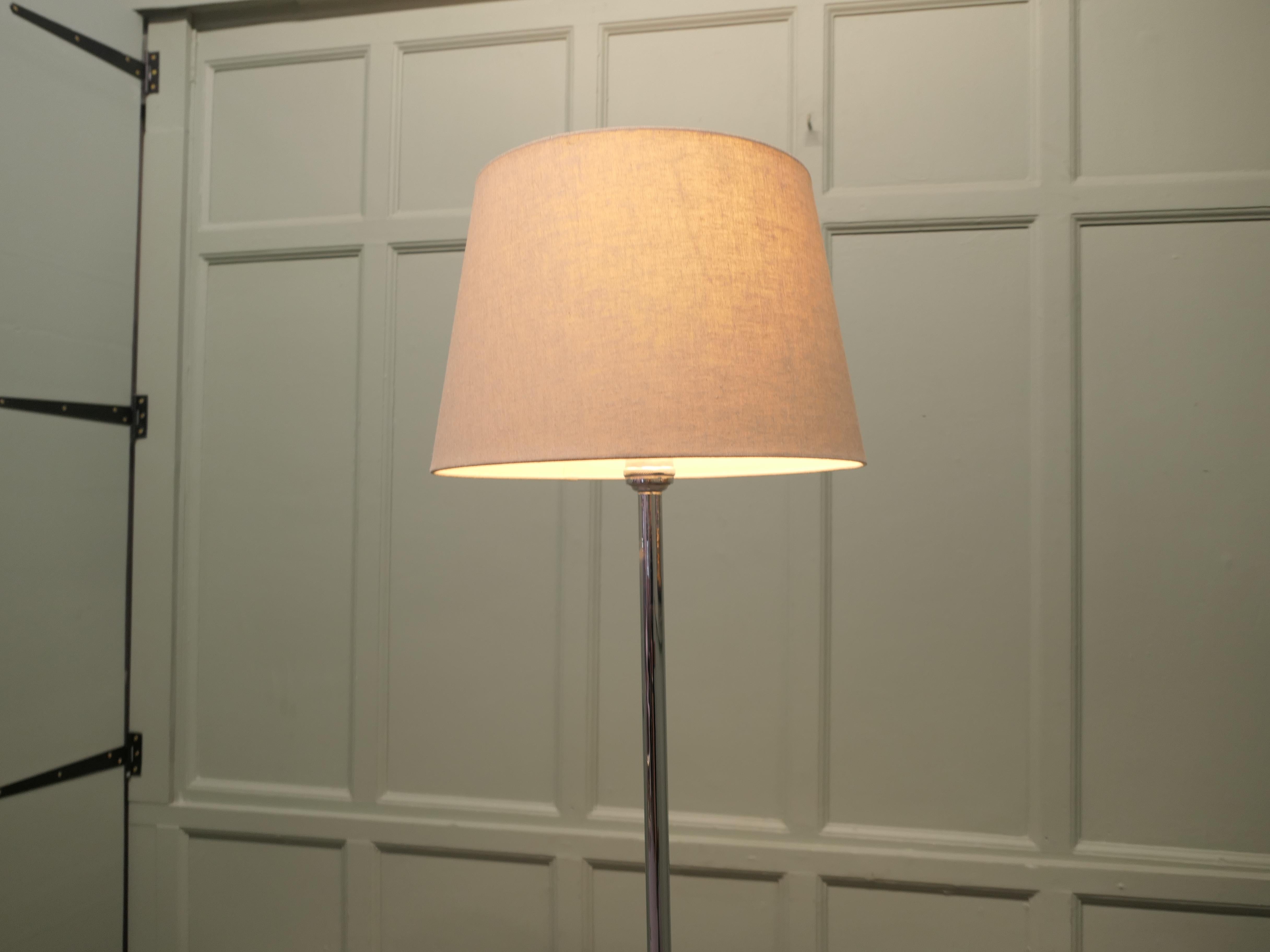 Lámpara de pie cromada moderna de mediados de siglo Una lámpara con estilo Moderno de mediados de siglo en venta