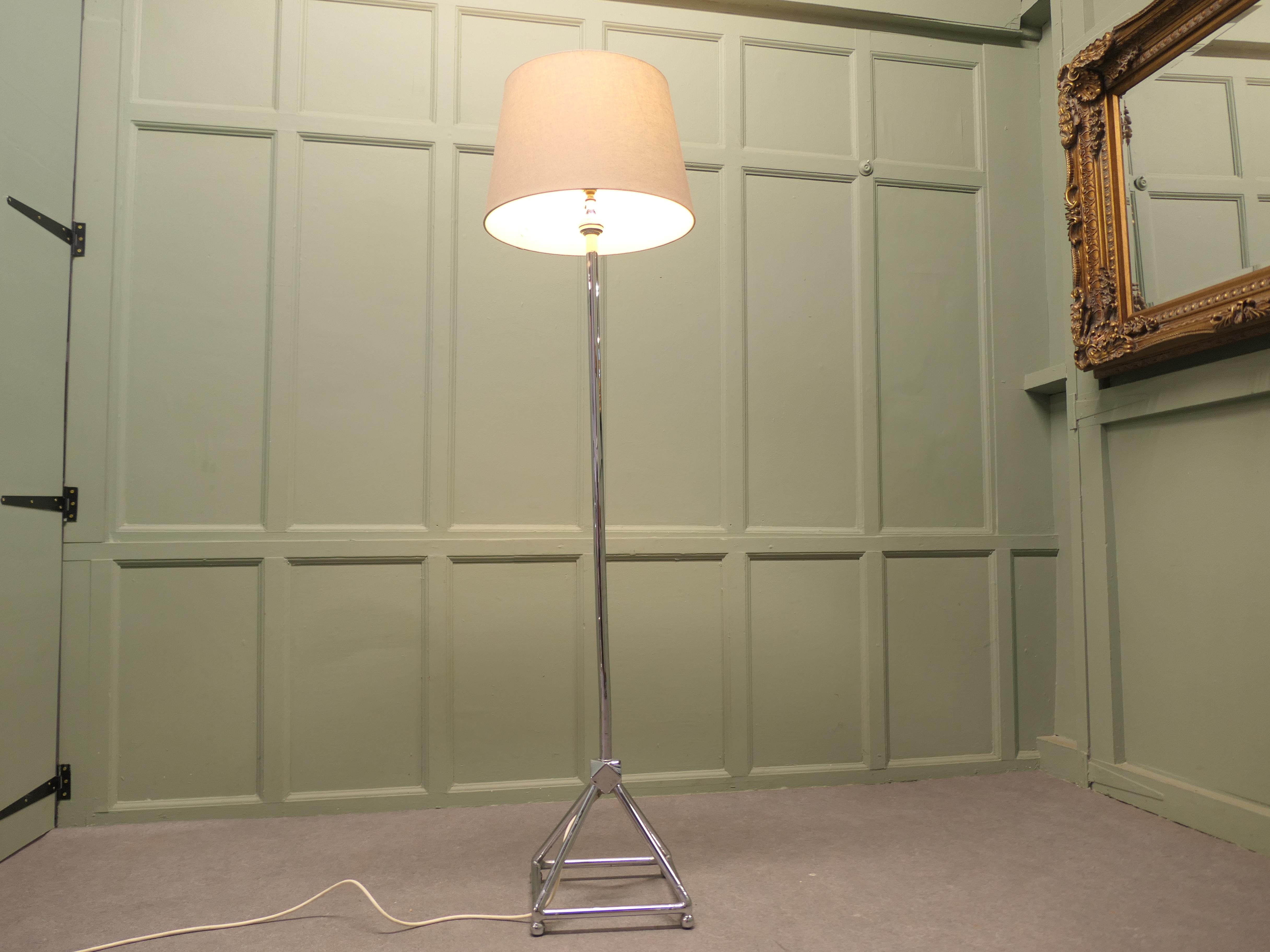 Lámpara de pie cromada moderna de mediados de siglo Una lámpara con estilo en Bueno estado para la venta en Godshill, Isle of Wight