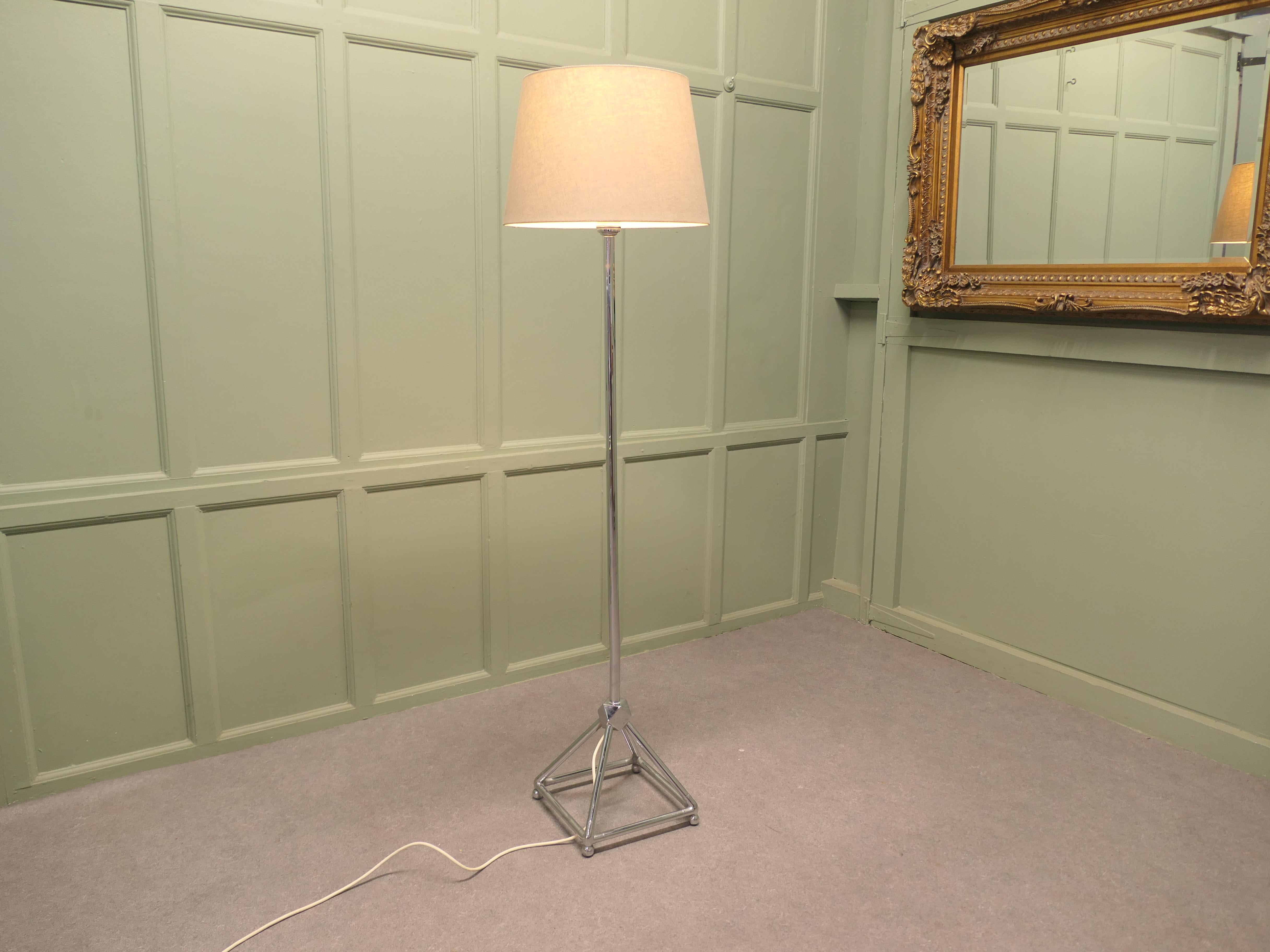 Lámpara de pie cromada moderna de mediados de siglo Una lámpara con estilo mediados del siglo XX en venta